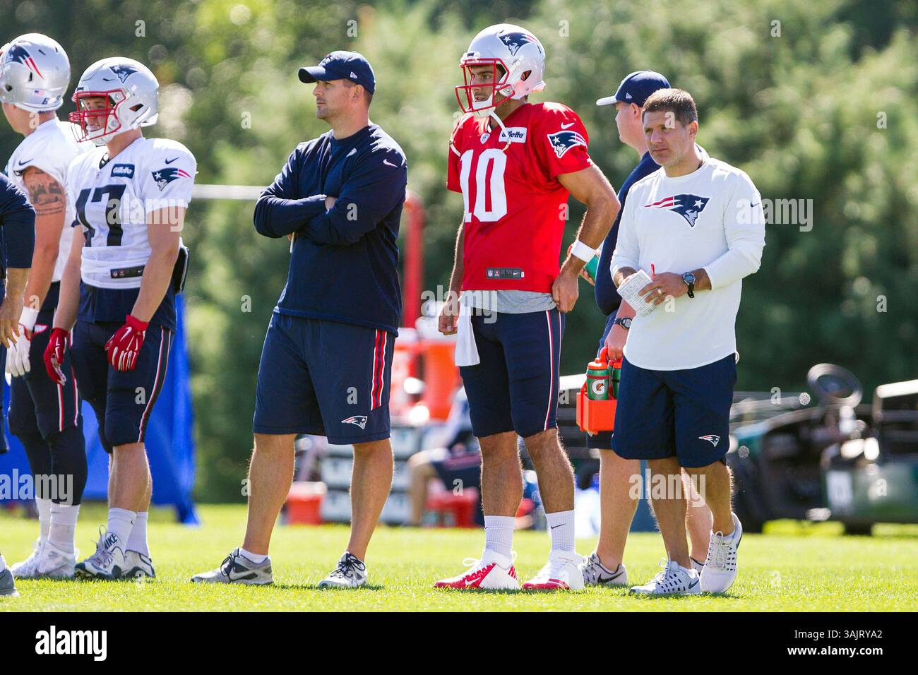 30 juillet 2017 ; Foxborough, ma, États-Unis ; Jimmy Garoppolo (10 ans), le quarterback des Patriots de la Nouvelle-Angleterre, se met en scène lors du camp d'entraînement des Patriots de la Nouvelle-Angleterre au stade Gillette. Anthony Nesmith/Cal Sport Media(image de crédit : © ; Anthony Nesmith/CSM via ZUMA Wire) Banque D'Images