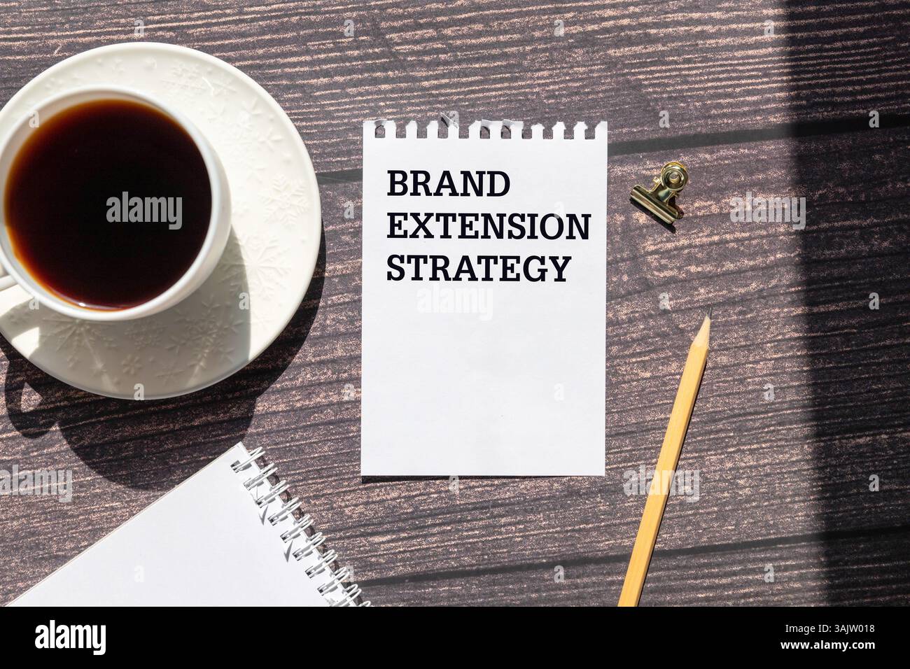 Épingles à linge et une feuille de carnet avec l'inscription - local Based Marketing. Banque D'Images