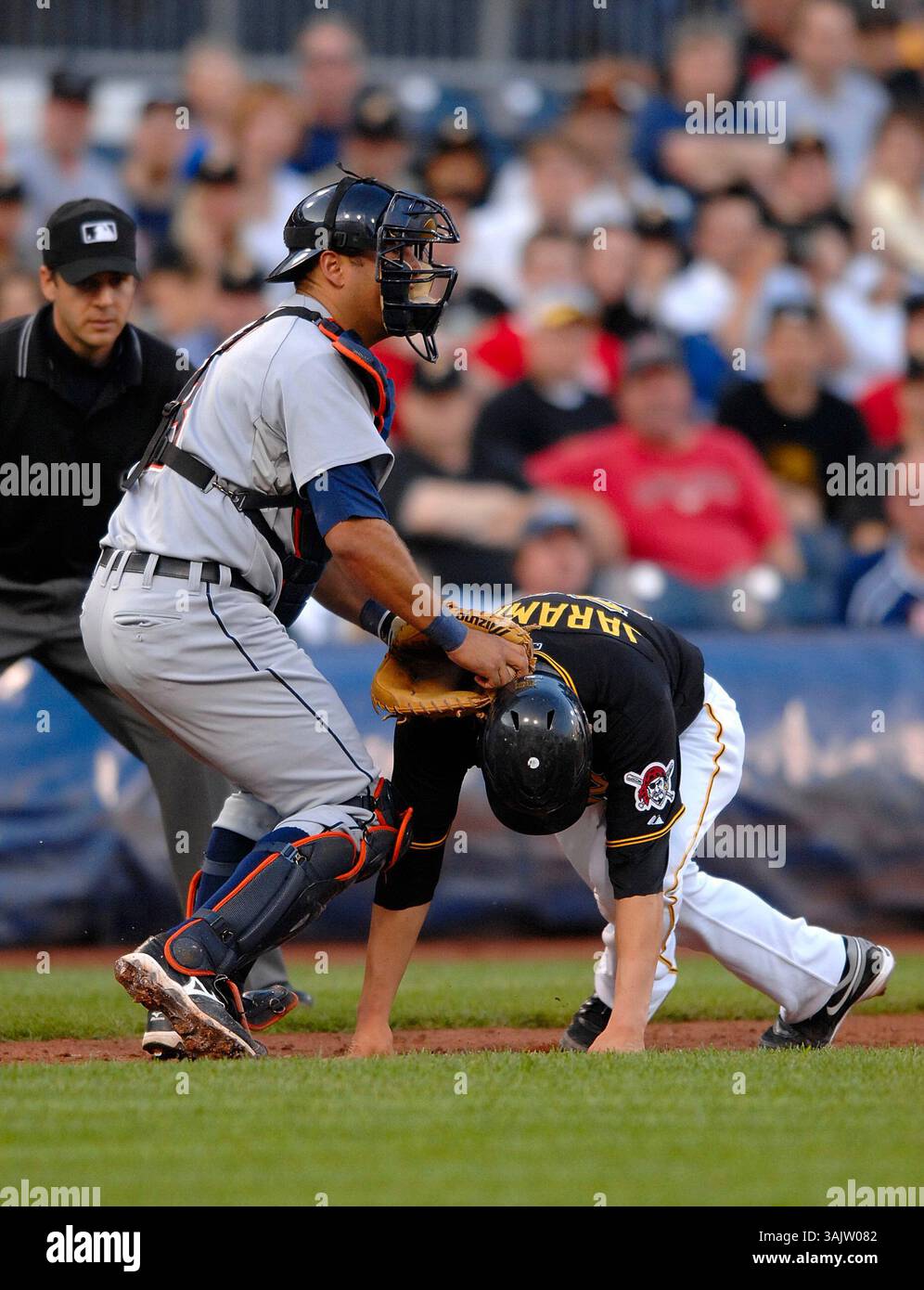 12 juin 2009 : Gerald Laird #8 marque Jason Jaramillo #35 lors des Pittsburgh Pirates vs Detroit Tigers, au PNC Park à Pittsburgh. (Crédit image : © Jason Pohuski/Cal Sport Media/ZUMA Press) Banque D'Images