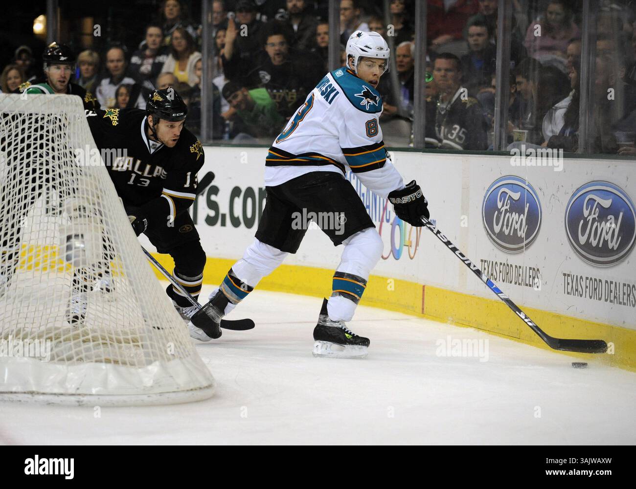 23 février 2009 : Joe Pavelski, le centre des Sharks de San Jose, #8, patine avec la rondelle dans un match de la LNH entre les Sharks de San Jose et les Stars de Dallas au American Airlines Center de Dallas, TX San Jose a battu Dallas 1-0 (crédit image : © Albert Pena/Cal Sport Media) Banque D'Images