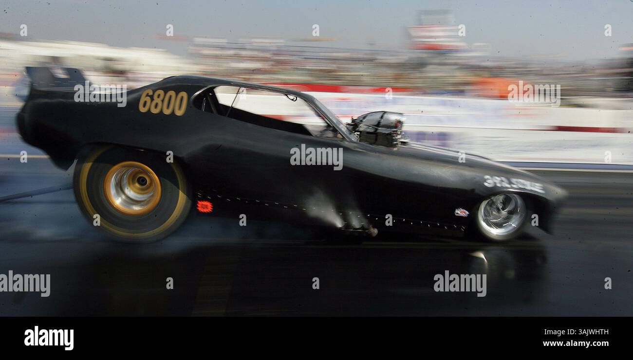 Casey Christie / le californien. Le compétiteur de voitures nitro Funny, Claude Lavoie, du Canada, est flou lors de sa course dimanche après-midi, dans sa 1970 GTX sur la piste de dragsters au Famoso Raceway lors de la dernière journée de la 18e réunion annuelle NHRA California Hot Rod. (Crédit image : © The Bakersfield Californian/ZUMA Press) Banque D'Images