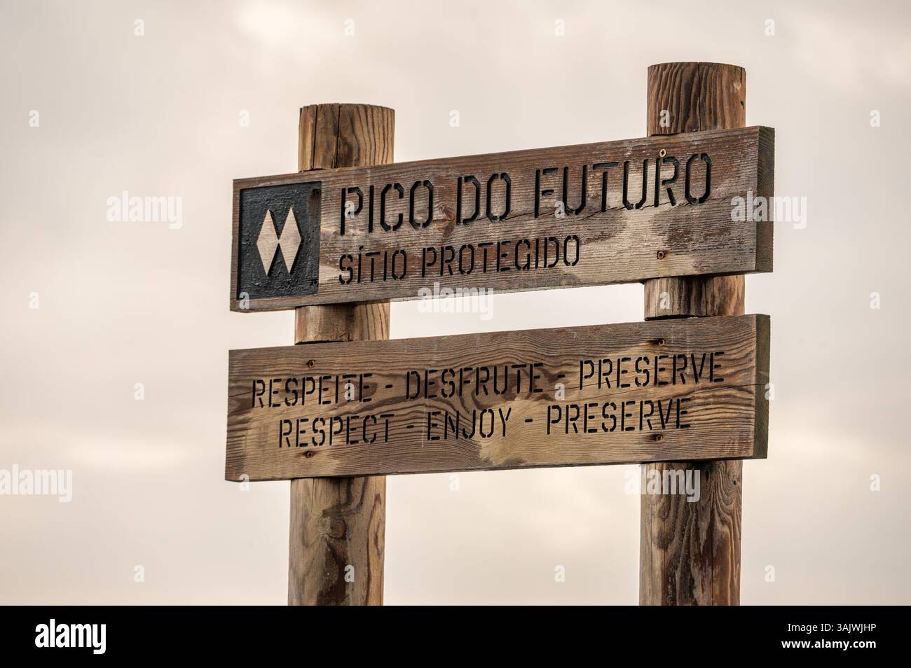 Panneau rustique en bois marquant le Pico do Futuro, un site protégé, avec un message à respecter, apprécier et préserver. Banque D'Images