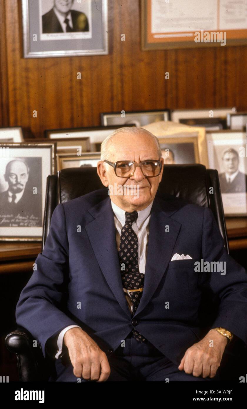 01 juin 1980 - Los Angeles, Californie, USA - ARMAND HAMMER (21 mai 1898 - 10 décembre 1990), industriel et collectionneur d'art PDG de la Occidental Petroleum Company, dans son bureau de Westwood, Los Angeles, entouré de leaders mondiaux qu'il connaissait et admirait : Margaret Thatcher, Ronald Reagan et Vladimir Lénine. Sa collection d'art a formé le noyau du UCLA Hammer Museum à Westwood, Los Angeles. (Crédit image : © Bernard Fallon/ZUMA Press) Banque D'Images