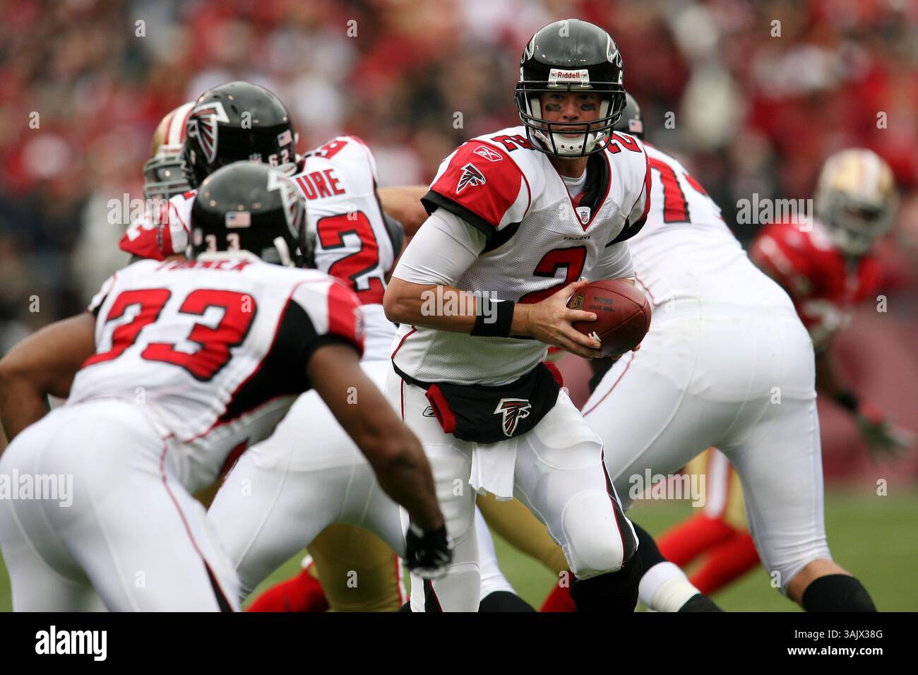 Quarterback Matt Ryan des Falcons d'Atlanta lors du match divisionnaire NFC West avec les 49er's.. Les Falcons ont mis en déroute le 49er's 45-10 au Bill Walsh Field à San Francisco, CA, le 11 octobre 2009.(image crédit : © John Pyle/Cal Sport Media/ZUMA Press) Banque D'Images