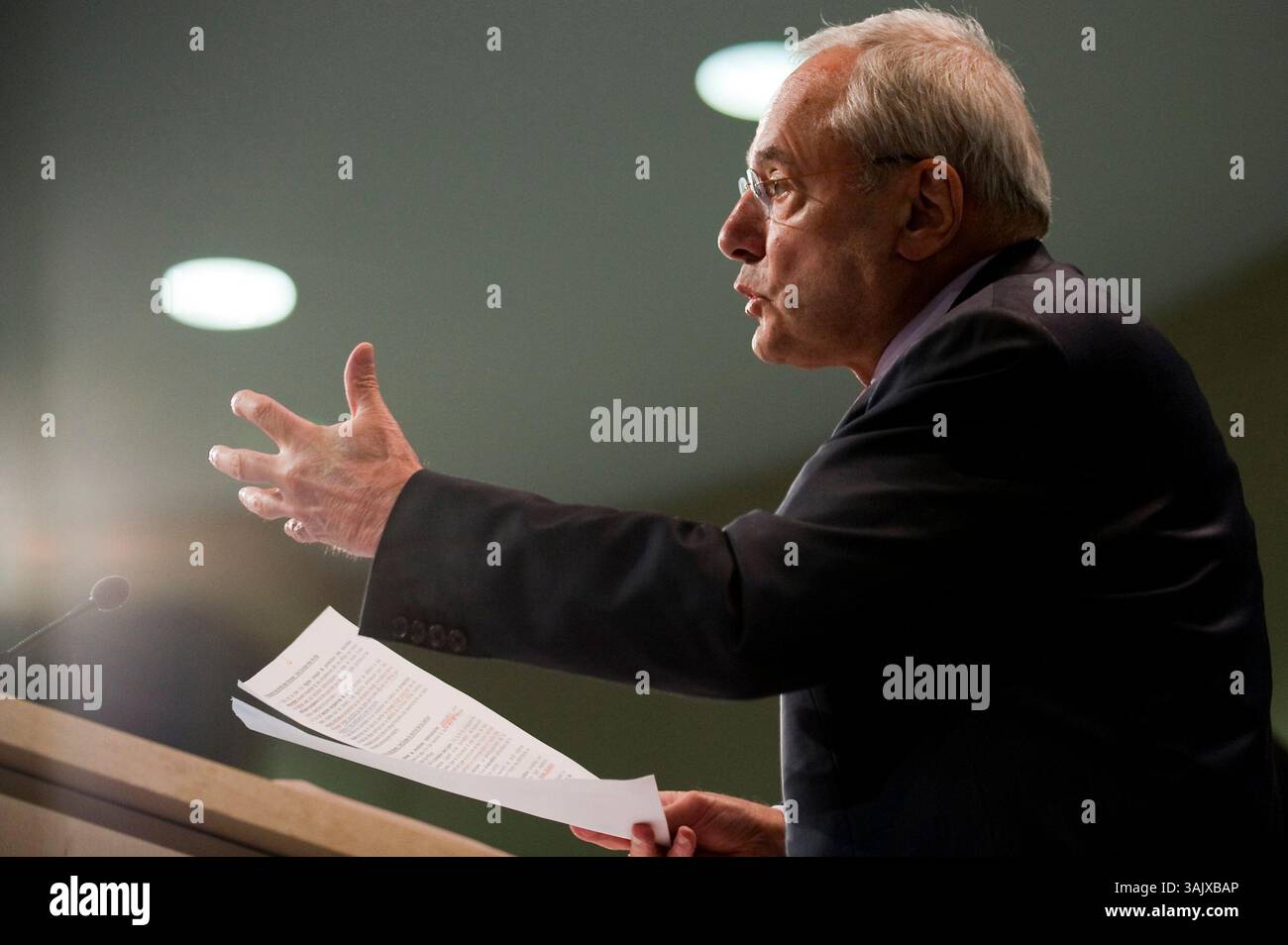 Jacques Barrot, commissaire européen aux affaires intérieures, tient une conférence de presse sur le thème « une liberté plus grande dans une Europe plus sûre » au siège de la Commission européenne à Bruxelles, Belgique, le 2009-06-10 la Commission européenne a adopté le 10 juin deux communications analysant les travaux de l'UE dans le domaine de la justice et des affaires intérieures au cours des dernières années et définissant ses priorités pour l'avenir. Les citoyens ordinaires devraient être au cœur du futur programme de Stockholm, qui sera débattu par le Parlement européen et adopté par le Conseil européen avant la fin de 2009, et qui fournira un cadre à l'action de l'UE Banque D'Images