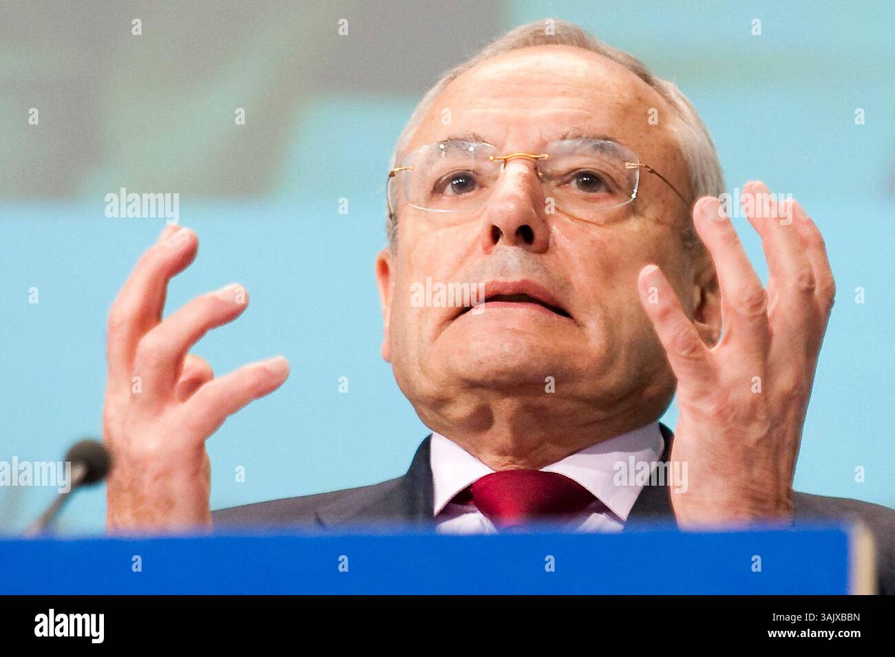 Jacques Barrot, commissaire européen aux affaires intérieures, tient une conférence de presse sur le thème « une liberté plus grande dans une Europe plus sûre » au siège de la Commission européenne à Bruxelles, Belgique, le 2009-06-10 la Commission européenne a adopté le 10 juin deux communications analysant les travaux de l'UE dans le domaine de la justice et des affaires intérieures au cours des dernières années et définissant ses priorités pour l'avenir. Les citoyens ordinaires devraient être au cœur du futur programme de Stockholm, qui sera débattu par le Parlement européen et adopté par le Conseil européen avant la fin de 2009, et qui fournira un cadre à l'action de l'UE Banque D'Images