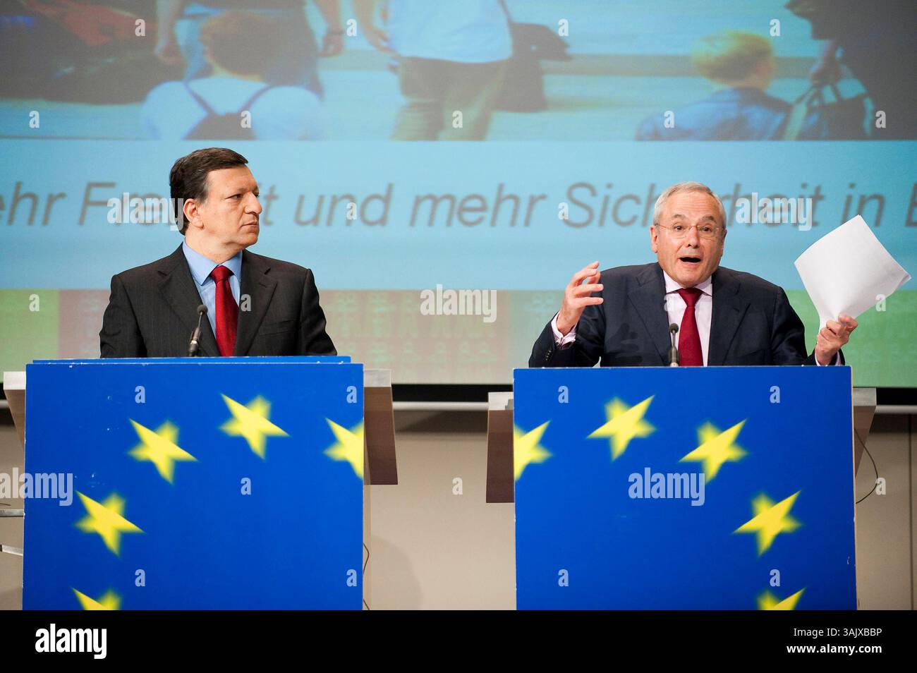 José Manuel Barroso (à gauche), président de la Commission européenne, et Jacques Barrot (à droite), commissaire européen aux affaires intérieures, organisent une conférence de presse sur le thème « une liberté plus grande dans une Europe plus sûre » au siège de la Commission européenne à Bruxelles, Belgique, le 2009-06-10 la Commission européenne a adopté le 10 juin deux communications analysant les travaux de l'UE dans le domaine de la justice et des affaires intérieures et définissant ses priorités pour l'avenir. Les citoyens ordinaires devraient être au cœur du futur programme de Stockholm, qui sera débattu par le Parlement européen et adopté par le Cou européen Banque D'Images