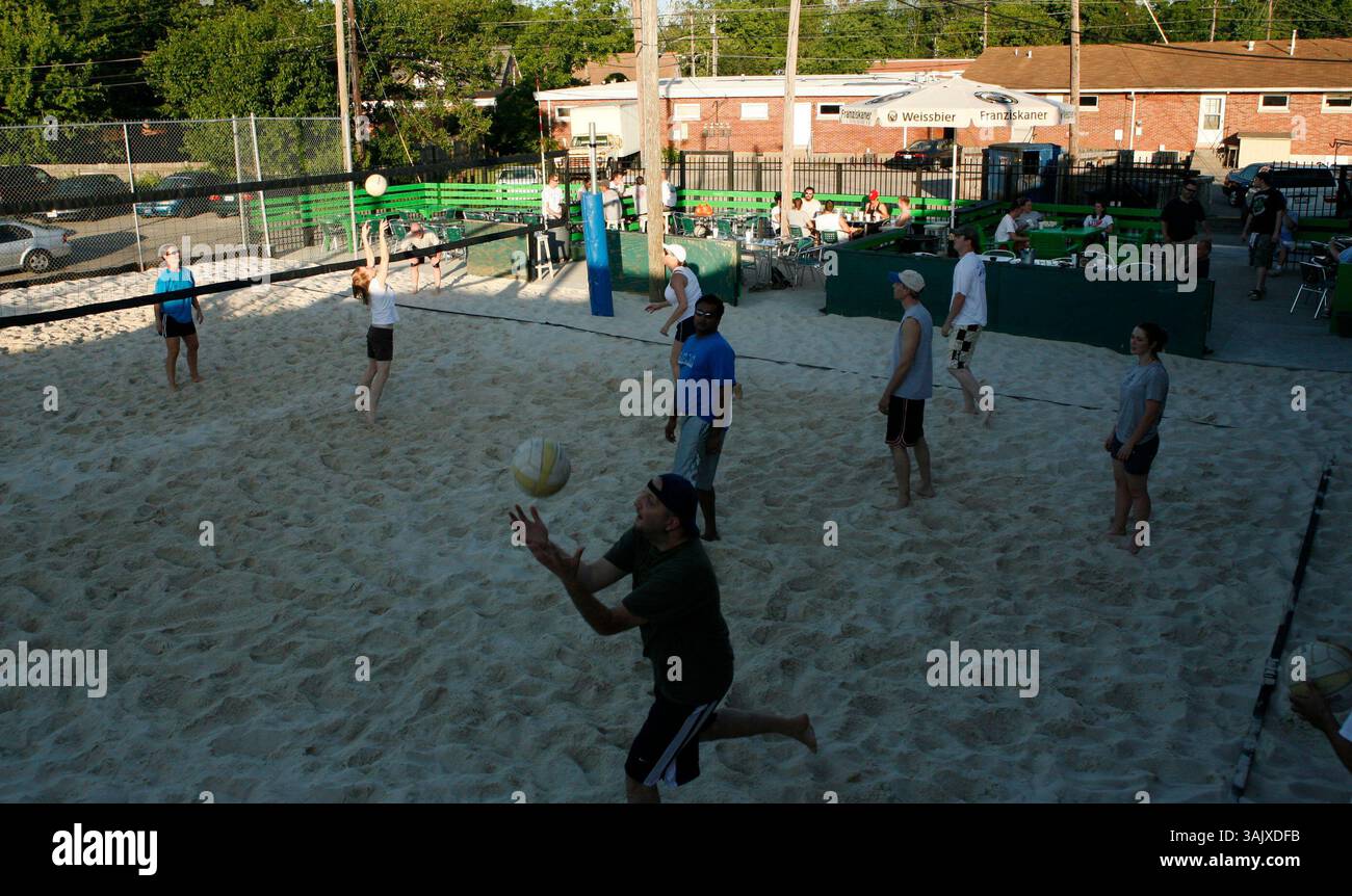 Le patio de Marikka possède un terrain de volley-ball sur sable à Lexington, Kentucky, le jeudi 21 mai 2009. Pablo Alcala | personnel (crédit image : © Lexington Herald-leader/ZUMA Press) Banque D'Images