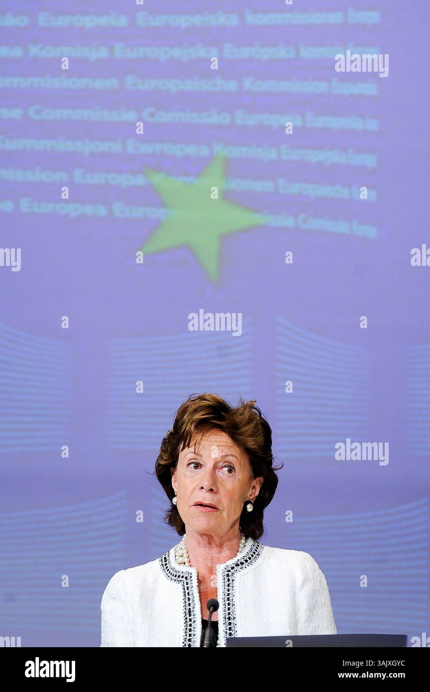 Neelie Kroes, commissaire européenne à la concurrence, Néerlandais, tient une conférence de presse sur Intel Corp. au siège de la Commission européenne à Bruxelles, en Belgique, le 2009-05-13 la Commission européenne a condamné Intel Corp. à une amende record de 1,06 milliard d'euros (.44 milliard) pour abus de monopole. Il ordonne au fabricant de puces d'arrêter les tactiques de vente qu'il a déclaré avoir empêché AMD, plus petit rival, de vendre des puces informatiques. La Commission européenne affirme que la société a accordé des réductions de prix aux fabricants d'ordinateurs Acer, Dell, HP, Lenovo et NEC pour avoir acheté la totalité ou presque de leurs puces à Intel. â© par Wiktor Dabkowski (image de crédit : Banque D'Images
