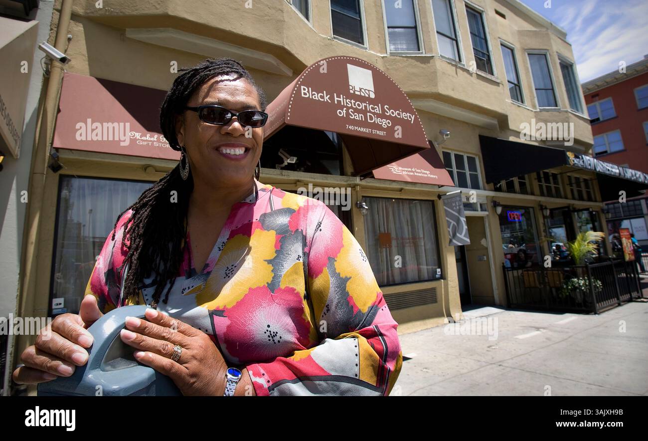 5 JUIN 2009, SAN DIEGO, CALIFORNIE, ÉTATS-UNIS ................ Debout devant le bureau de la Black Historical Society, Karen Huff-Willis, présidente de la Black Historical Society, qui gère le musée, a reçu une citation pour délit pour violation du code de l'auvent en février. Le bureau du procureur de la ville a cité la Black Historical Society pour un certain nombre de violations du code. .................. CRÉDIT OBLIGATOIRE : SAN DIEGO UNION-TRIBUNE NELVIN C. CEPEDA (crédit image : © The San Diego Union-Tribune/ZUMA Press) Banque D'Images