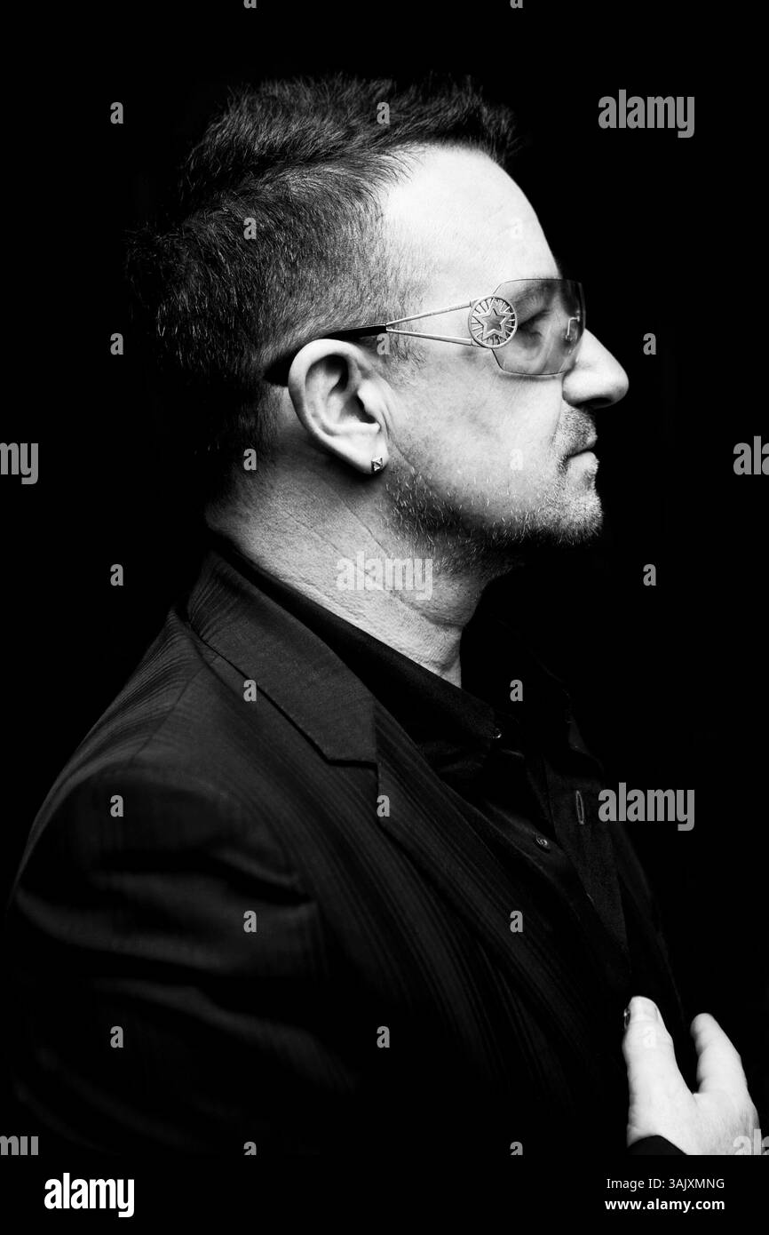 12 octobre 2009 - New York, New York, États-Unis - chanteur et musicien irlandais BONO, (né Paul David Hewson le 10 mai 1960) est le chanteur du groupe de rock U2 basé à Dublin. Bono est également l'un des artistes philanthropiques les plus connus au monde et a été nommé l'une des « 100 personnes les plus influentes » dans le magazine Time en 2004 et 2006. PHOTO - Sep 05, 2006. (Crédit image : © Beowulf Sheehan/ZUMApress.com) Banque D'Images