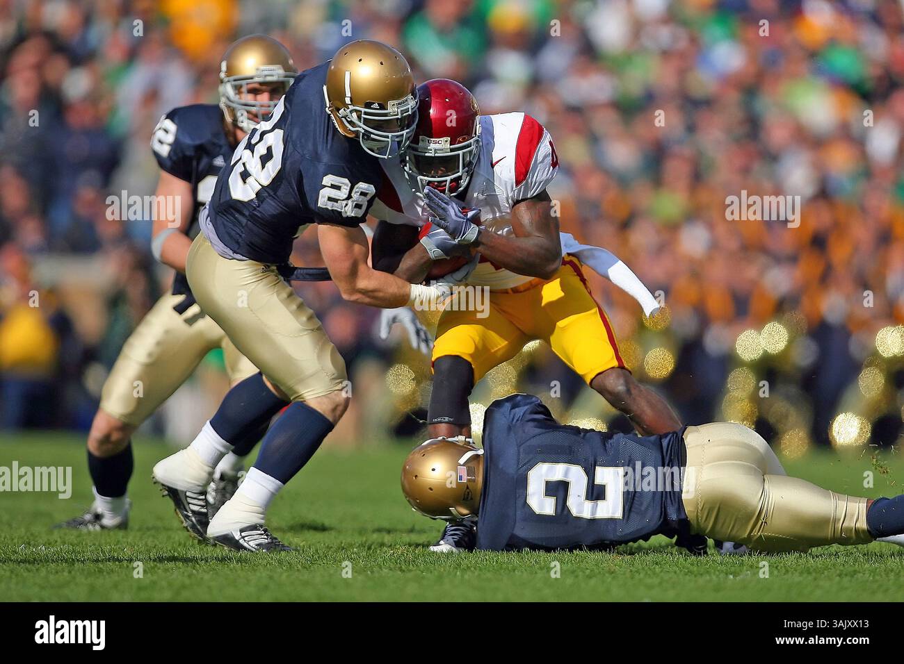 17 octobre 2009 : L'USC Running Back Joe McKnight (4) est attaqué par notre Dame Safety Kyle McCarthy (28) lors d'un match de football NCAA entre l'University of notre Dame Fighting Irish et l'University of Southern California Trojans au stade notre Dame de South Bend, Indiana, remporté par les Trojans 34-27.(Credit image : © Dennis Wierzbicki/Cal Sport Media/ZUMA Press)(Credit image : © Dennis Wierzbicki/Cal Sport Media))(Credit : © Dennis Wierzbicki/Cal Sport Media) Banque D'Images