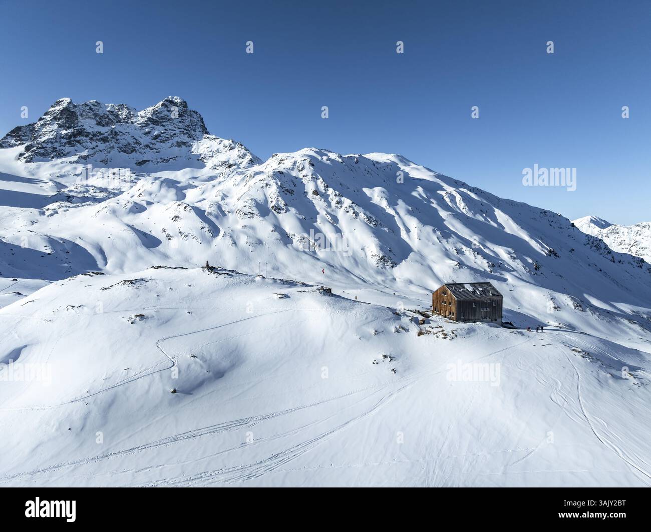 Panorama alpin, vue aérienne avec cabane Kesch, cabane Alpine Club du sac en hiver, Albula Alpes, Grisons, Suisse, Europe Banque D'Images