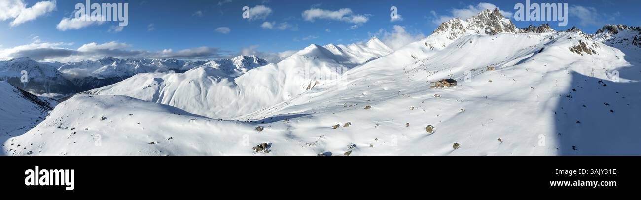 Panorama alpin, vue aérienne, cabane Alpine Club du sac en hiver, Chamanna d'es-cha, Pitz Blaisun, Albula Alpes, Grisons, Suisse, Europe Banque D'Images