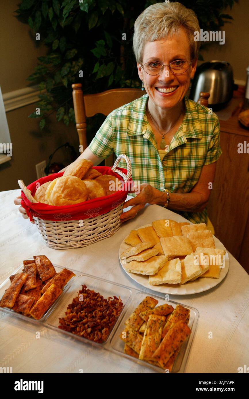 Ces pains (bâtonnets de pain au premier plan) ont été préparés avec la recette sans gluten de Jan Falwell (photo) le mercredi 13 mai 2009 à la maison Falwell à Georgetown, Kentucky. Jan Falwell a parlé de la façon dont elle a changé ses habitudes culinaires après avoir été diagnostiquée avec la maladie cœliaque. Elle a préparé plusieurs plats sans gluten. (La maladie cœliaque est une maladie digestive qui endommage l'intestin grêle et interfère avec l'absorption des nutriments des aliments. Les personnes atteintes de la maladie cœliaque ne peuvent tolérer le gluten, une protéine présente dans le blé, le seigle et l'orge.) Photo de David Perry | personnel (crédit image : © Lexington He Banque D'Images