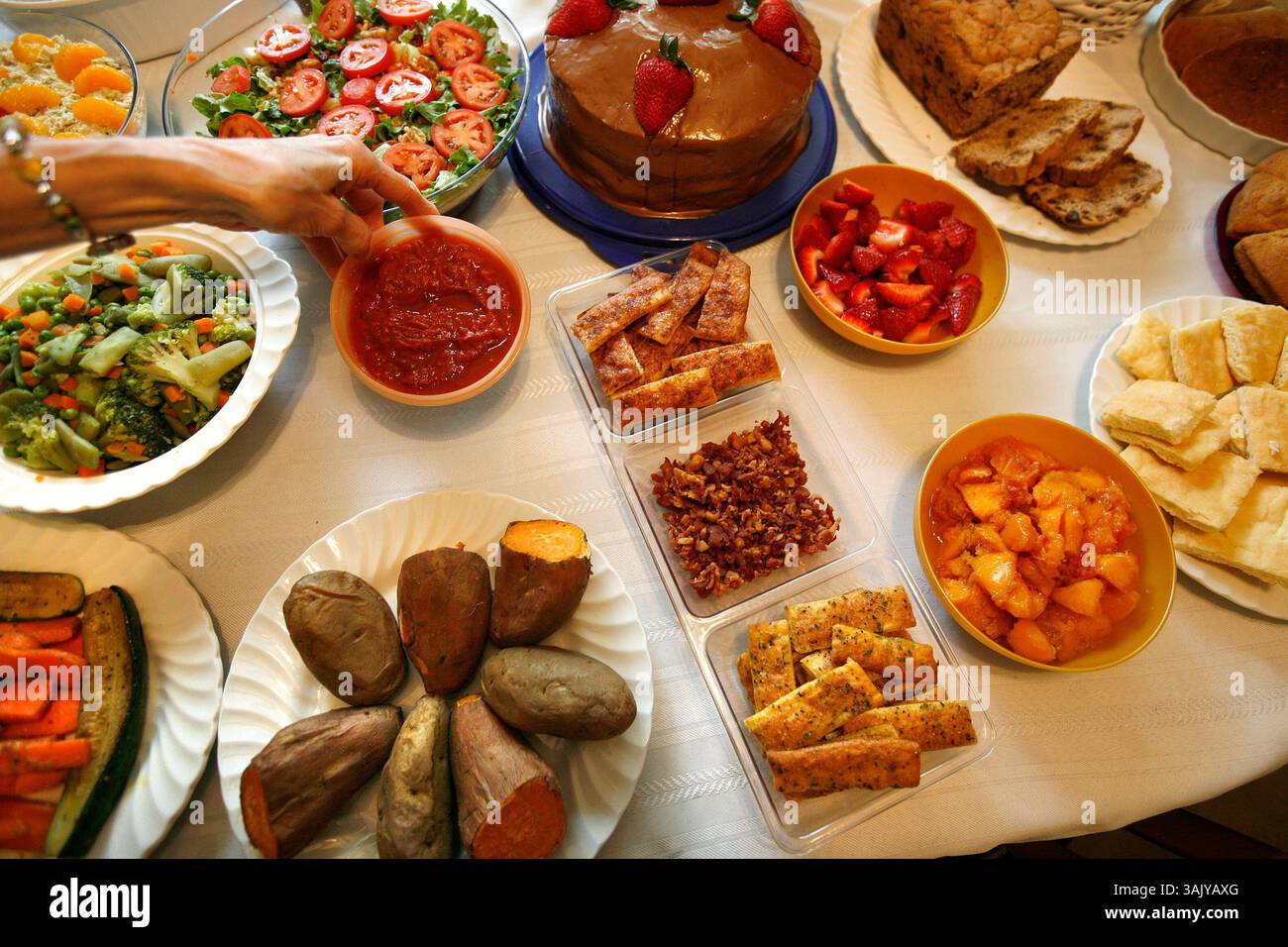 Tous ces plats sans gluten, présentés le mercredi 13 mai 2009 à la maison Falwell à Georgetown, Kentucky. , Ont été préparés par Jan Falwell. Jan Falwell a parlé de la façon dont elle a changé ses habitudes culinaires après avoir été diagnostiquée avec la maladie cœliaque. Elle a préparé plusieurs plats sans gluten. (La maladie cœliaque est une maladie digestive qui endommage l'intestin grêle et interfère avec l'absorption des nutriments des aliments. Les personnes atteintes de la maladie cœliaque ne peuvent tolérer le gluten, une protéine présente dans le blé, le seigle et l'orge.) Photo de David Perry | personnel (crédit image : © Lexington Herald-leader/ZUMA Press) Banque D'Images