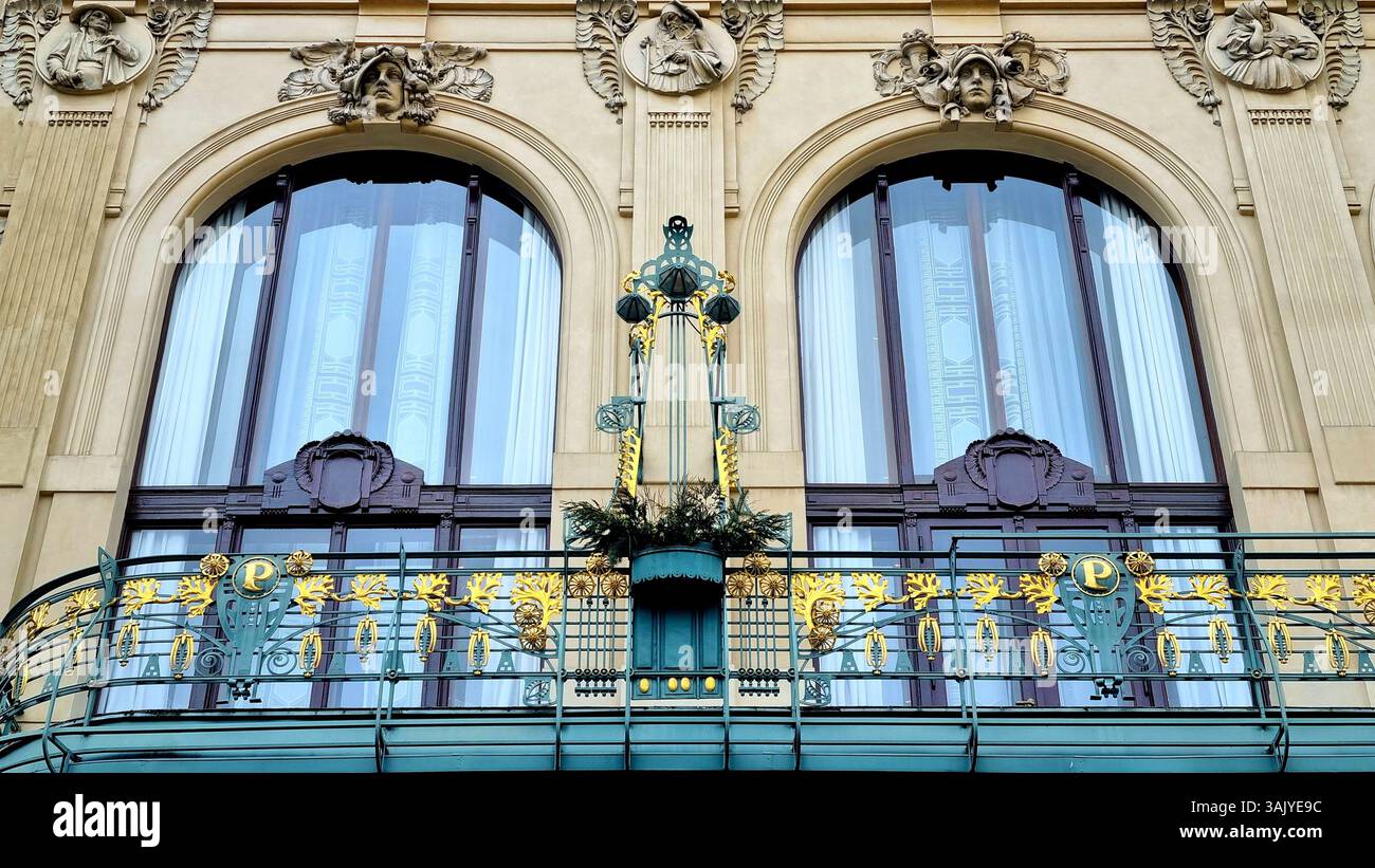 La façade luxueuse du bâtiment dans un style Art Nouveau avec un élégant balcon décoré de feuilles dorées Banque D'Images
