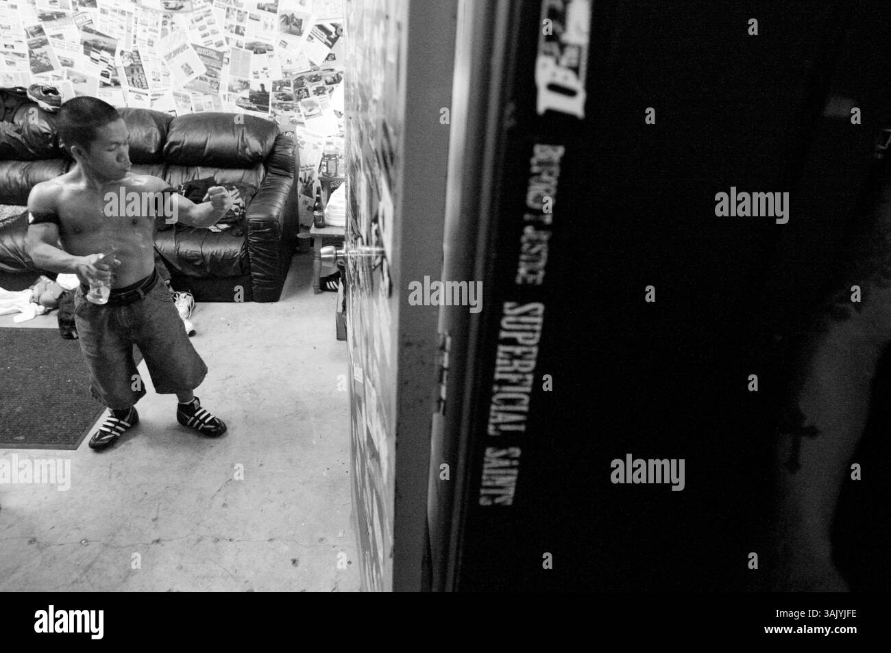 14 mai 2009 - Denver, Colorado, États-Unis - six micro lutteurs se sont battus les uns contre les autres alors que la Fédération de Micro Wrestling a pris d'assaut 3 Kings Tavern à Denver, DANS LE COLORADO. La nuit a été pleine de petites personnes se battant les uns les autres, agrafant des billets de 20 dollars à leurs visages, se basant des chaises les unes sur les autres sur la tête, tout en se battant dans un petit punk rock, bar hardcore. La Micro Wrestling Federation fait le tour du pays en organisant des spectacles pour tous les âges dans des boîtes de nuit, des casinos, des arénas, des collectes de fonds scolaires, et à peu près partout ailleurs que vous pouvez imaginer. La MWF (Micro Wrestling Federation) a été fondée en février Banque D'Images