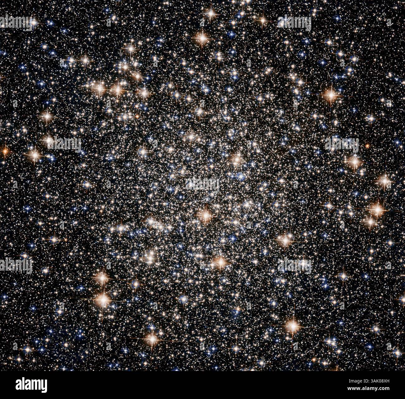 Amas d'étoiles globulaires M14 (NGC 6656). Cet amas globulaire se trouve à environ 10 400 années-lumière de la Terre dans la constellation du Sagittaire. Les amas globulaires sont d'énormes boules d'étoiles qui orbitent autour du centre de la galaxie. Ils ont également été vus autour de galaxies similaires comme Andromède (M31). On pense que toutes les étoiles d'un amas globulaire se sont formées en même temps et sont généralement très vieilles. M22 contient des centaines de milliers d'étoiles et a un diamètre de seulement 97 années-lumière. Imagé par le télescope spatial Hubble. Banque D'Images