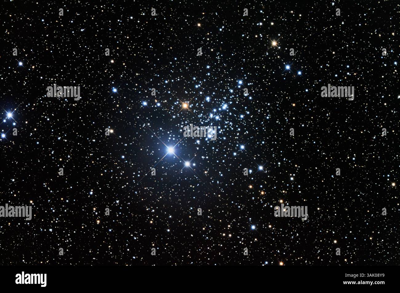 Amas d'étoiles ouvert NGC 457, image optique. NGC 457 est un amas ouvert contenant environ 100 étoiles. Les amas ouverts sont des groupes d'étoiles qui se sont toutes formées à partir du même nuage de gaz et de poussière. Les étoiles de NGC 457 sont relativement jeunes, avec 10 millions d'années. Ils semblent étroitement affiliés vers le centre de la grappe, mais ne sont que faiblement liés par la gravité et finiront par dériver. NGC 457 se trouve à environ 9300 années-lumière de la Terre, dans la constellation de Cassiopée. Banque D'Images