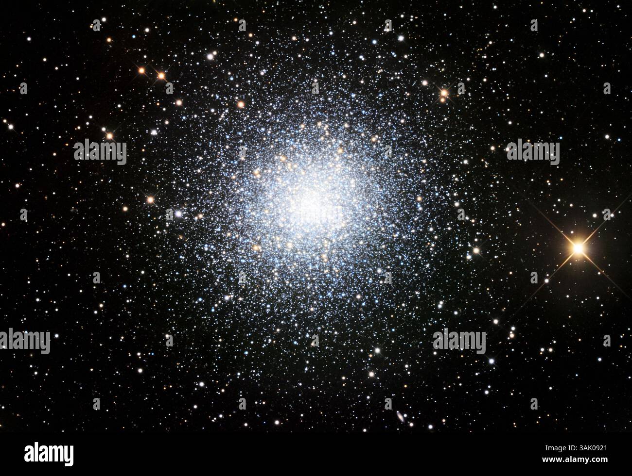 Amas globulaire de Hercules (M13), image optique. Les amas globulaires sont des groupes de vieilles étoiles qui orbitent autour d'une galaxie. Ils sont étroitement liés par la gravité, leur donnant une forme sphérique. L'amas d'Hercule, en orbite autour de la galaxie de la voie Lactée, se compose de centaines de milliers d'étoiles et a une largeur de 168 années-lumière. Il se trouve à environ 25 100 années-lumière de la Terre dans la constellation d'Hercule. Banque D'Images
