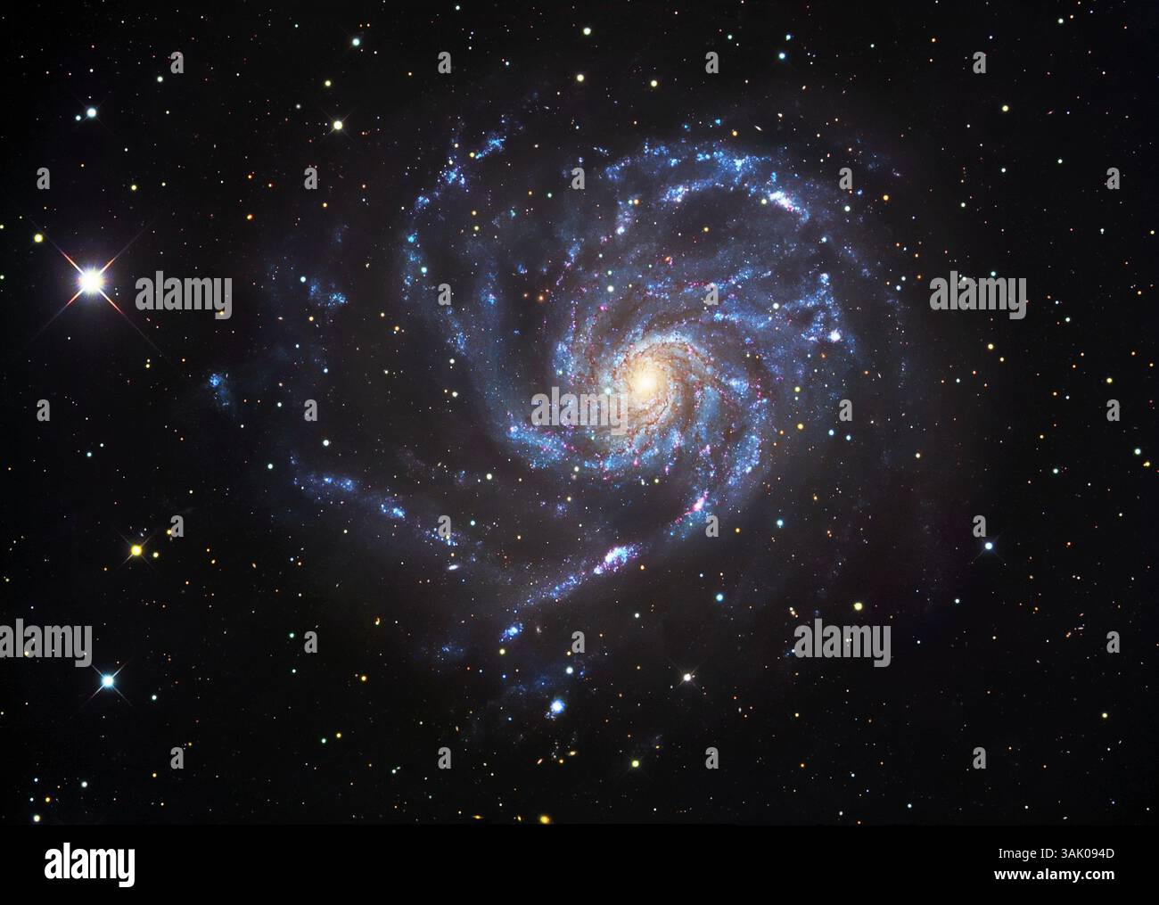 Galaxie Pinwheel (M101), image optique. Cette grande galaxie spirale est située à seulement 22 millions d'années-lumière de la nôtre, mais à 170 000 années-lumière de large est environ deux fois plus grande. Il existe de nombreuses régions lumineuses de naissance étoilée, qui sont censées être le résultat d'une collision énergétique avec une galaxie plus petite. Il se trouve dans la constellation d'Ursa Major. Banque D'Images