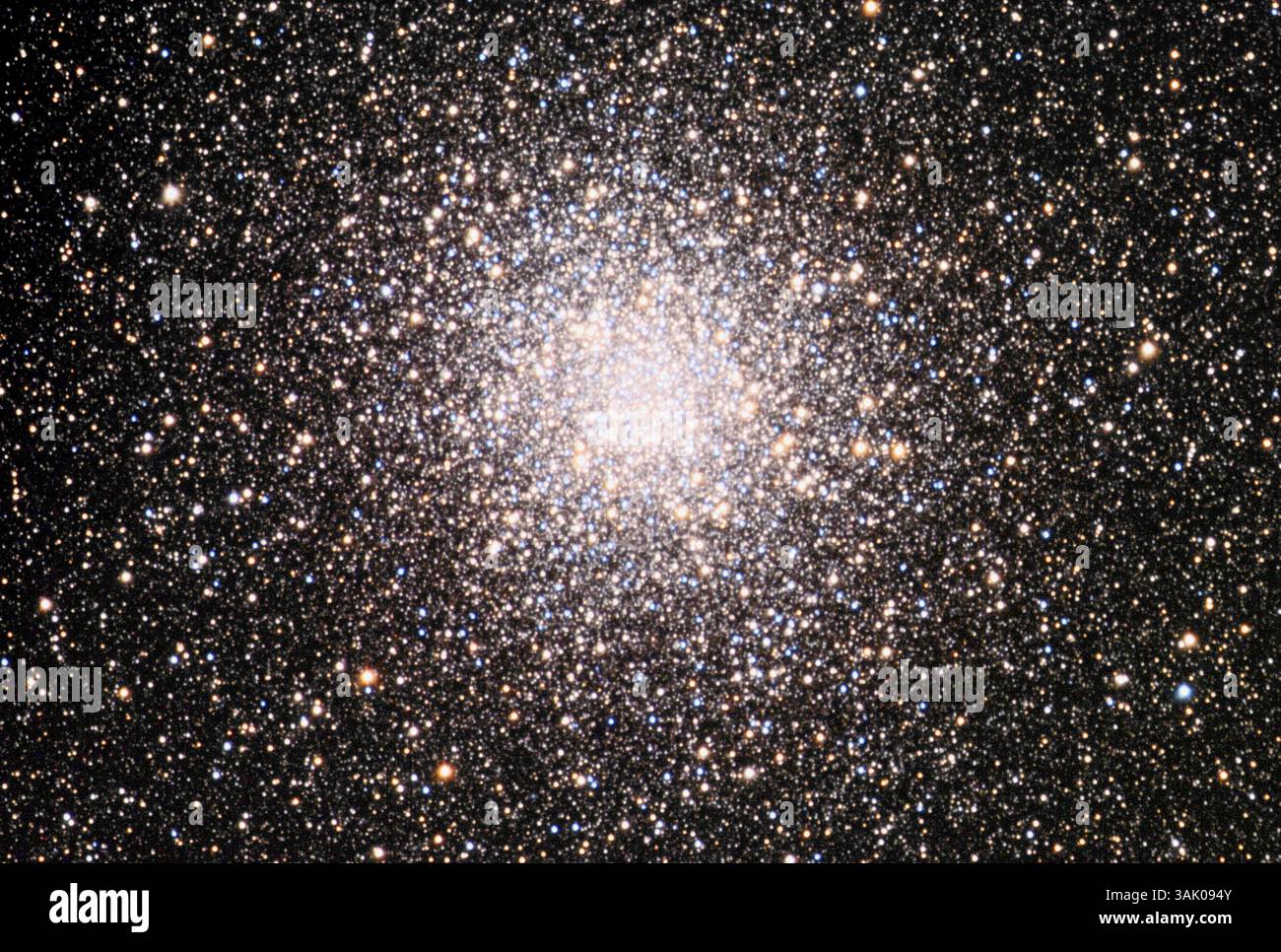Amas d'étoiles globulaires M22. Cet amas globulaire se trouve à environ 10 400 années-lumière de la Terre dans la constellation du Sagittaire. Les amas globulaires sont d'énormes boules d'étoiles qui orbitent autour du centre de la galaxie. Ils ont également été vus autour de galaxies similaires comme Andromède (M31). On pense que toutes les étoiles d'un amas globulaire se sont formées en même temps et sont généralement très vieilles. M22 contient des centaines de milliers d'étoiles et a un diamètre de seulement 97 années-lumière. Banque D'Images