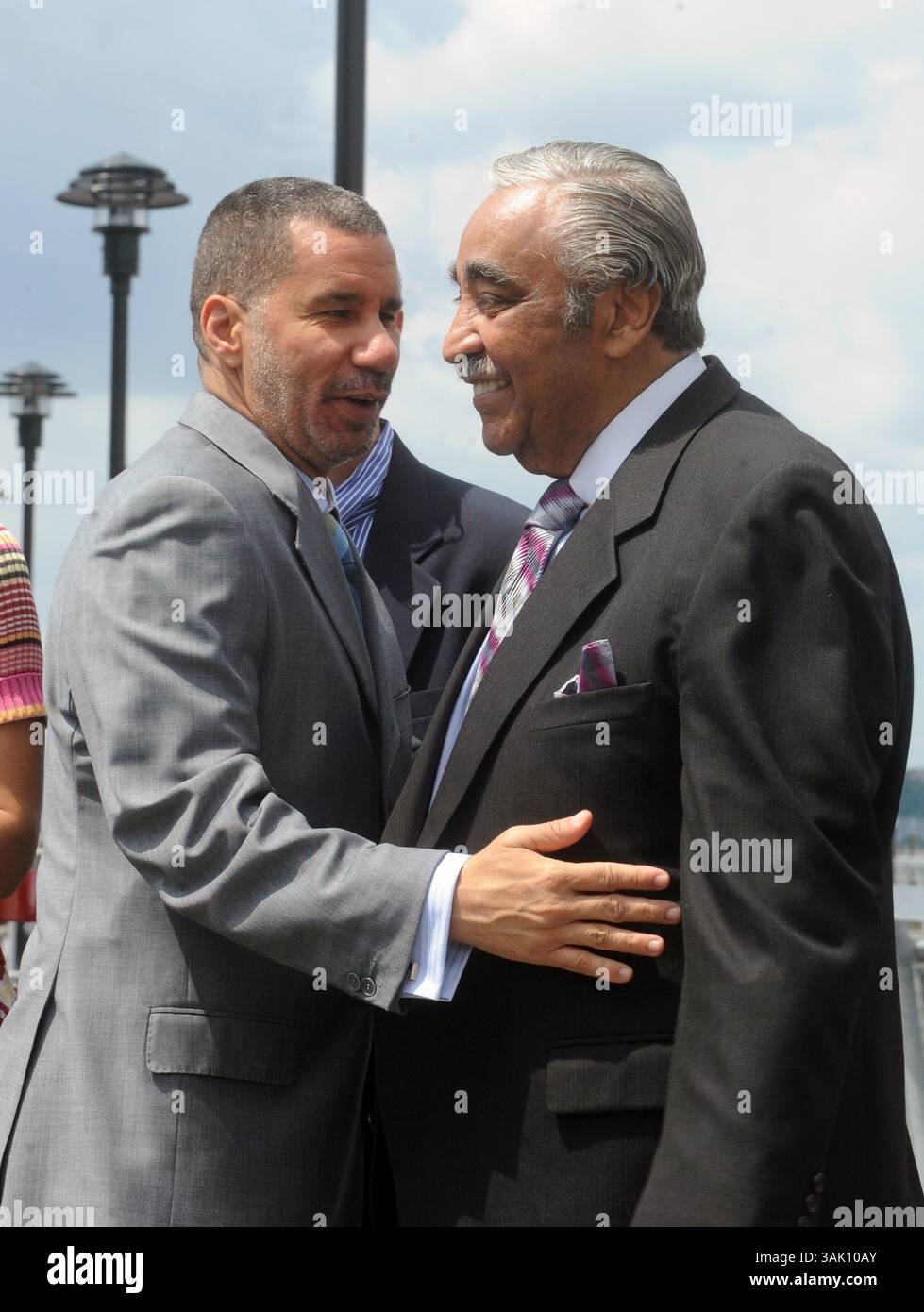 30 mai 2009 - Manhattan, New York, États-Unis - le gouverneur DAVID PATERSON (à gauche) s'entretenant avec le représentant CHARLES RANGEL (à droite). Le maire Michael Bloomberg et le gouverneur David Paterson sont sur place pour l'ouverture du West Harlem Piers Park près de la 125th Street sur le West Side de Manhattan. (Crédit image : © Bryan Smith/ZUMA Press) RESTRICTIONS : * droits de SORTIE DES journaux de New York * Banque D'Images