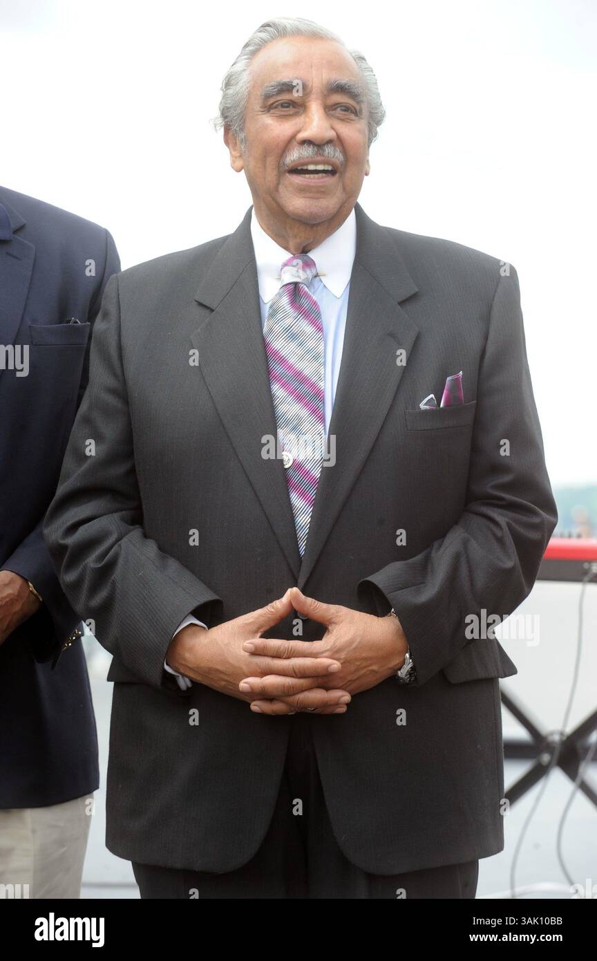 30 mai 2009 - Manhattan, New York, États-Unis - le représentant CHARLES RANGEL regarde le maire Michael Bloomberg et le gouverneur David Paterson pour l'ouverture du West Harlem Piers Park près de la 125th Street sur le West Side de Manhattan. (Crédit image : © Bryan Smith/ZUMA Press) RESTRICTIONS : * droits de SORTIE DES journaux de New York * Banque D'Images