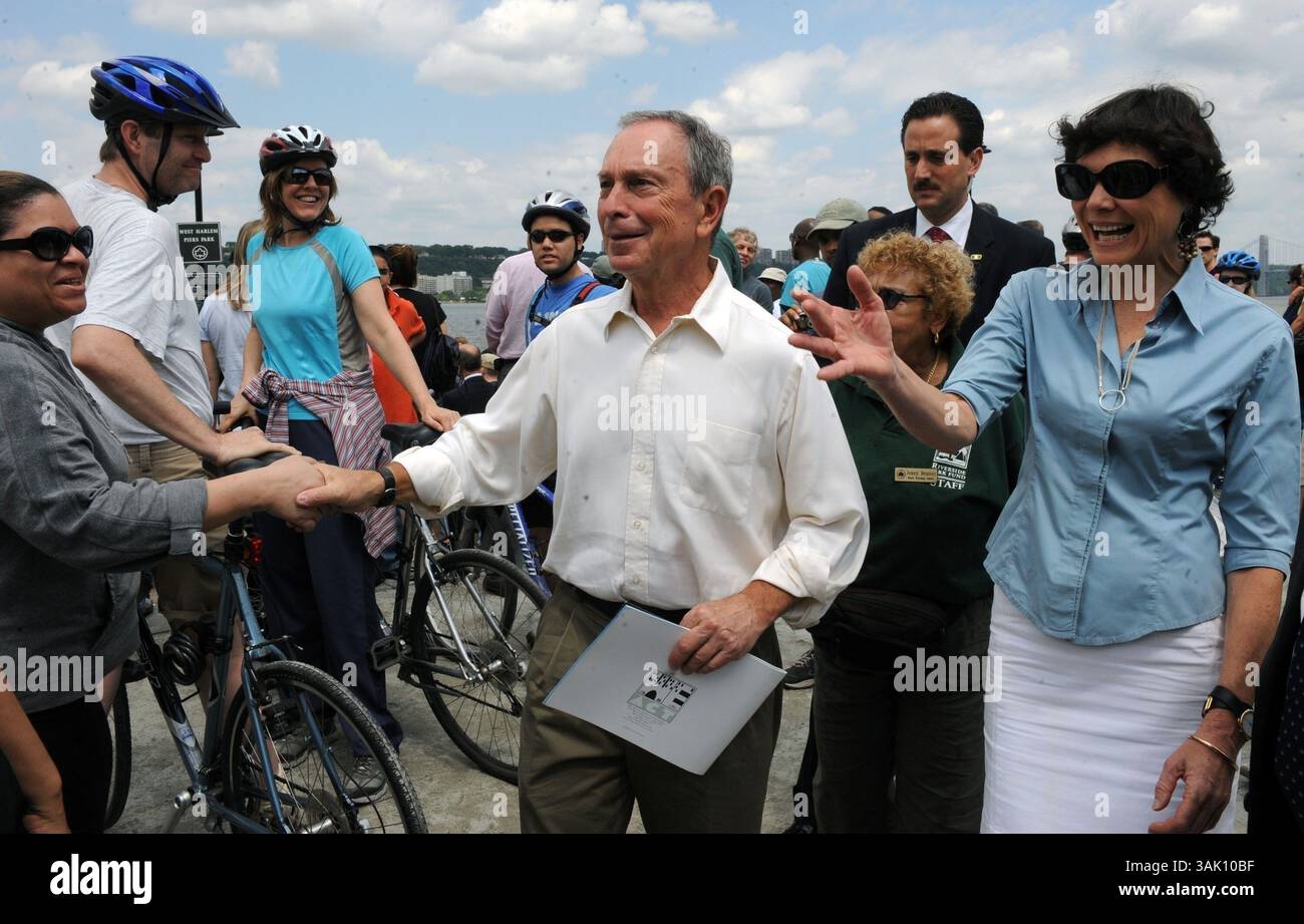 30 mai 2009 - Manhattan, New York, États-Unis - le maire MICHAEL BLOOMBERG et sa compagne DIANA TAYLOR (R) accueillent les supporters à l'événement. Le maire Michael Bloomberg et le gouverneur David Paterson sont sur place pour l'ouverture du West Harlem Piers Park près de la 125th Street sur le West Side de Manhattan. (Crédit image : © Bryan Smith/ZUMA Press) RESTRICTIONS : * droits de SORTIE DES journaux de New York * Banque D'Images