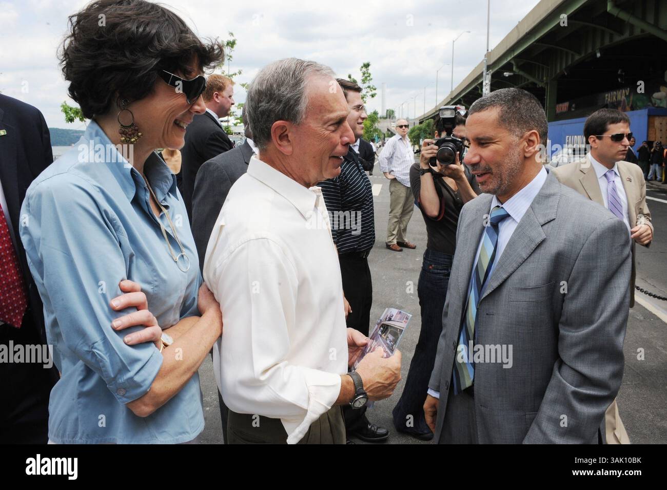 30 mai 2009 - Manhattan, New York, États-Unis - DIANA TAYLOR (G) regarde le maire MICHAEL BLOOMBERG (C) et le gouverneur DAVID PATERSON (d) pour l'ouverture du West Harlem Piers Park près de la 125th Street sur le West Side de Manhattan. (Crédit image : © Bryan Smith/ZUMA Press) RESTRICTIONS : * droits de SORTIE DES journaux de New York * Banque D'Images