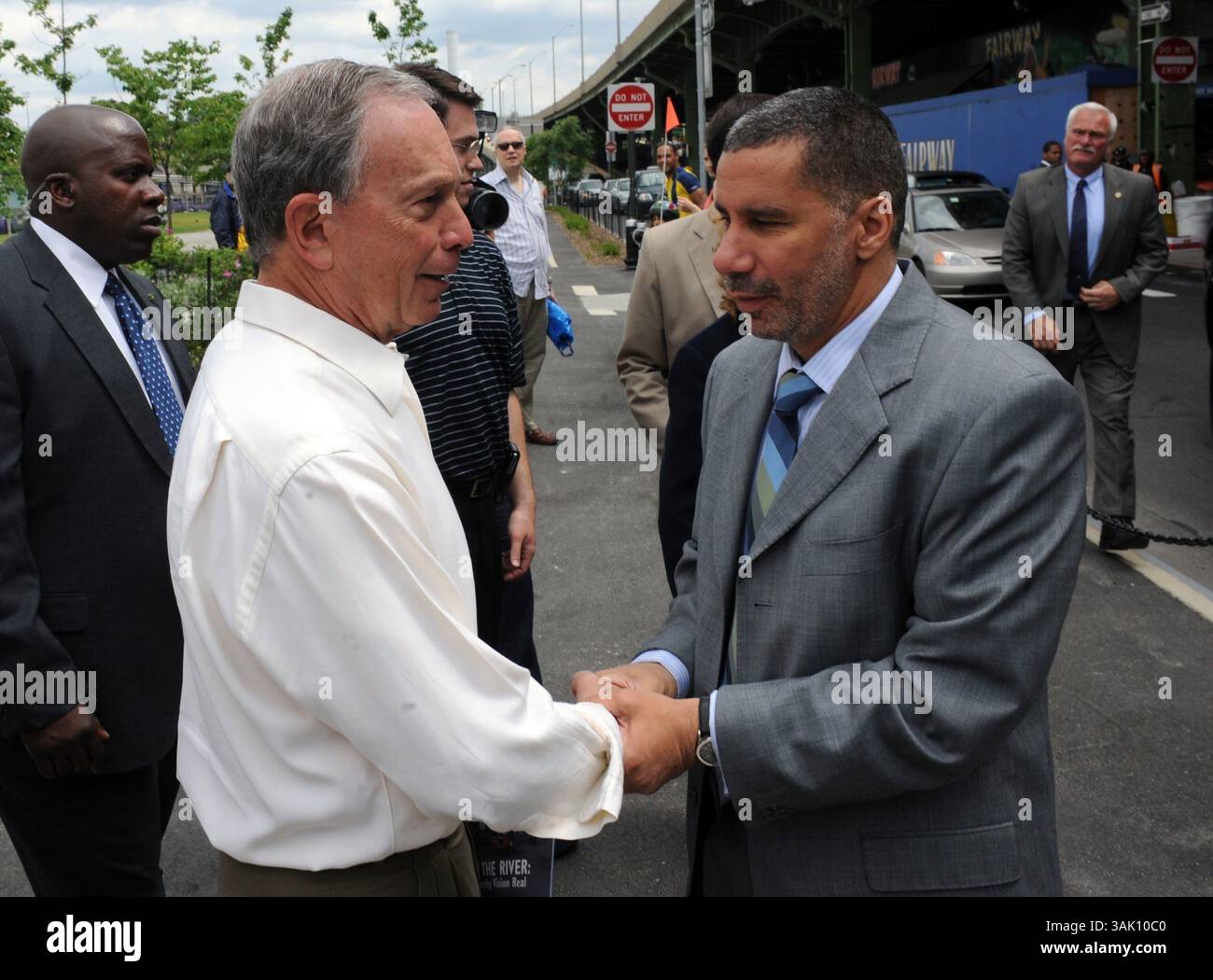 30 mai 2009 - Manhattan, New York, États-Unis - le maire MICHAEL BLOOMBERG (à gauche) et le gouverneur DAVID PATERSON (à droite) sont sur place pour l'ouverture du West Harlem Piers Park près de la 125th Street sur le West Side de Manhattan. (Crédit image : © Bryan Smith/ZUMA Press) RESTRICTIONS : * droits de SORTIE DES journaux de New York * Banque D'Images