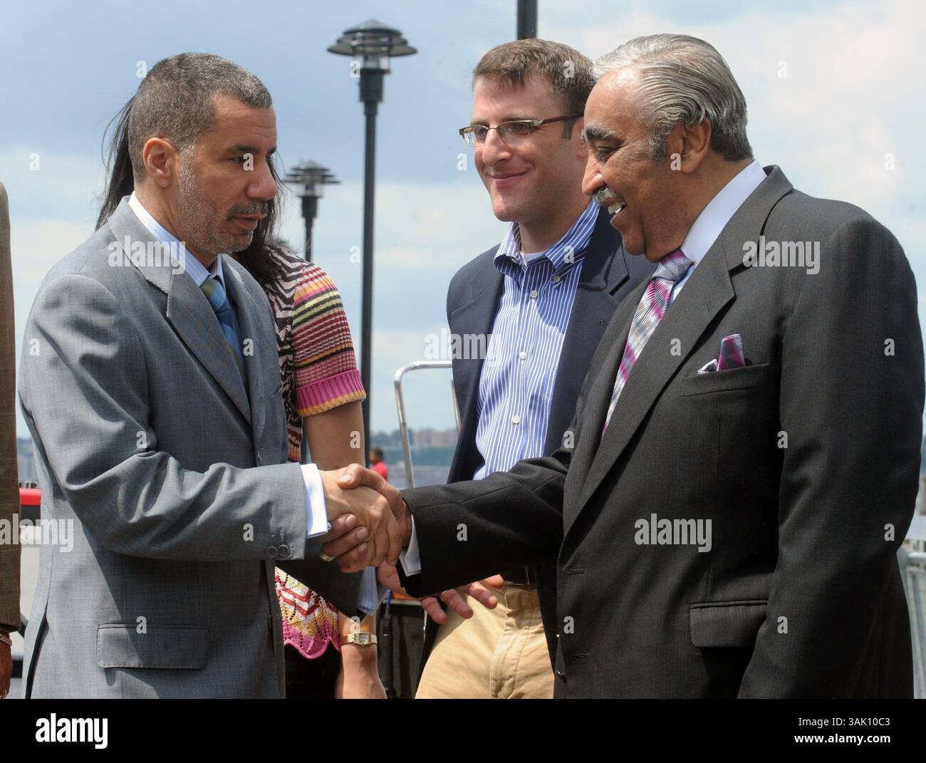30 mai 2009 - Manhattan, New York, États-Unis - le gouverneur DAVID PATERSON (à gauche) s'entretenant avec le représentant CHARLES RANGEL (à droite). Le maire Michael Bloomberg et le gouverneur David Paterson sont sur place pour l'ouverture du West Harlem Piers Park près de la 125th Street sur le West Side de Manhattan. (Crédit image : © Bryan Smith/ZUMA Press) RESTRICTIONS : * droits de SORTIE DES journaux de New York * Banque D'Images
