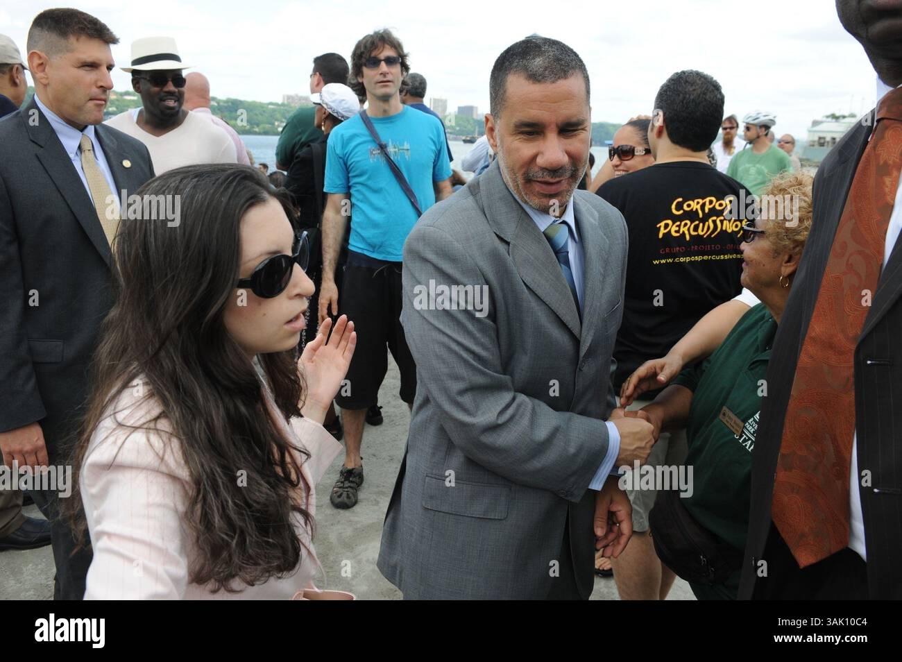 30 mai 2009 - Manhattan, New York, États-Unis - le gouverneur DAVID PATERSON rencontre les supporters alors qu'il quitte l'événement. Le maire Michael Bloomberg et le gouverneur David Paterson sont sur place pour l'ouverture du West Harlem Piers Park près de la 125th Street sur le West Side de Manhattan. (Crédit image : © Bryan Smith/ZUMA Press) RESTRICTIONS : * droits de SORTIE DES journaux de New York * Banque D'Images