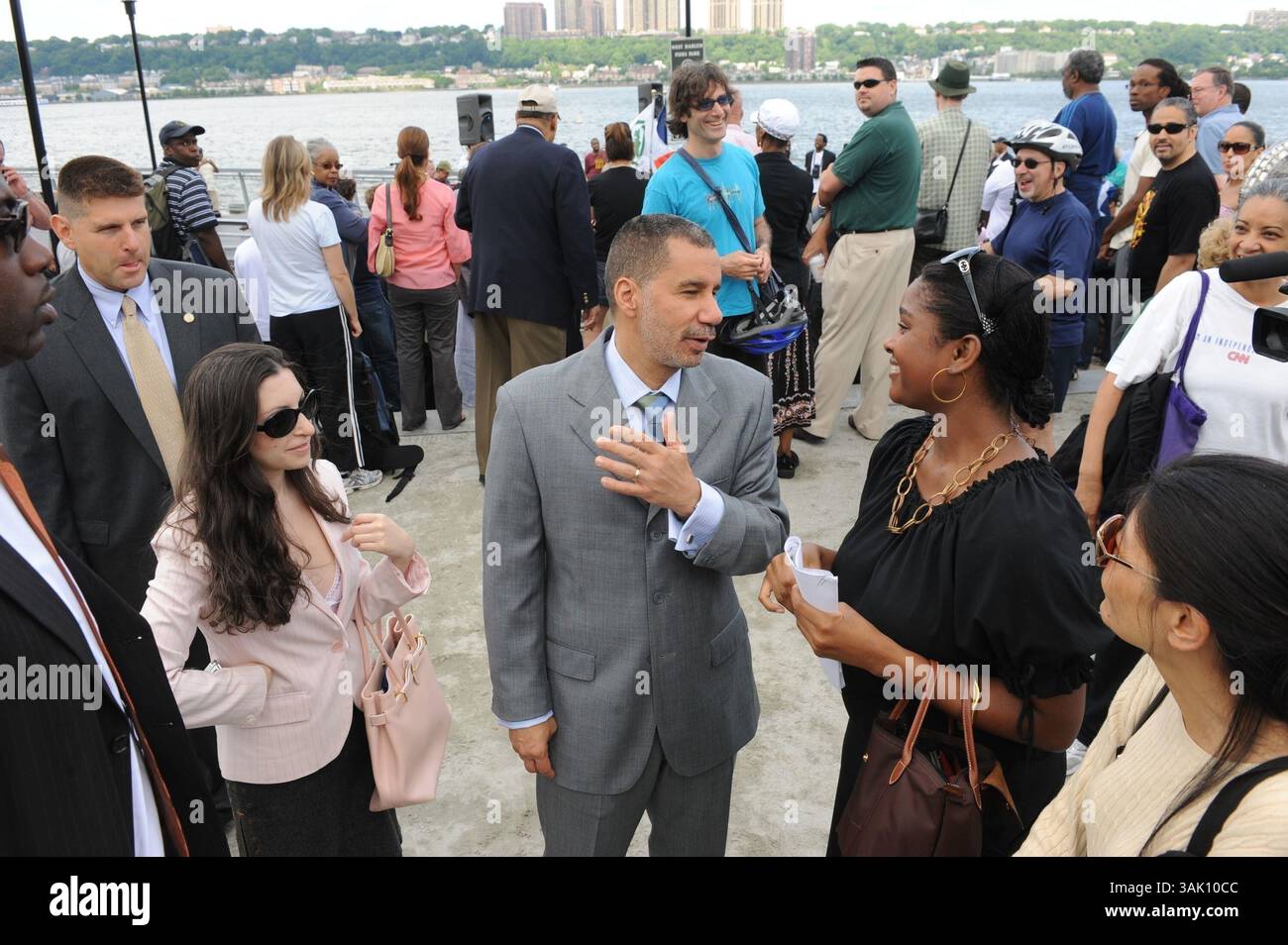 30 mai 2009 - Manhattan, New York, États-Unis - le gouverneur DAVID PATERSON rencontre les supporters alors qu'il quitte l'événement. Le maire Michael Bloomberg et le gouverneur David Paterson sont sur place pour l'ouverture du West Harlem Piers Park près de la 125th Street sur le West Side de Manhattan. (Crédit image : © Bryan Smith/ZUMA Press) RESTRICTIONS : * droits de SORTIE DES journaux de New York * Banque D'Images