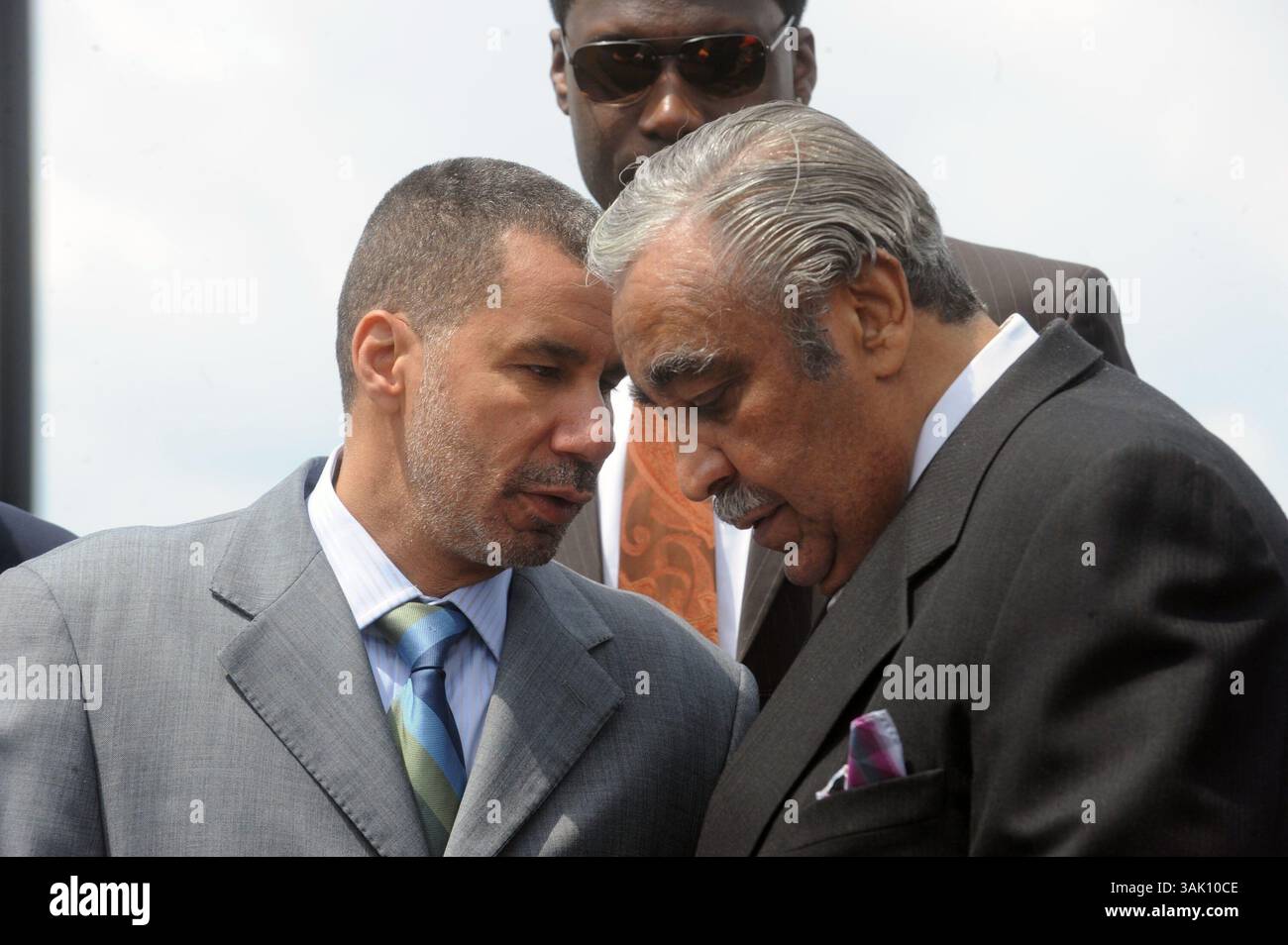 30 mai 2009 - Manhattan, New York, États-Unis - le gouverneur DAVID PATERSON (à gauche) s'entretenant avec le représentant CHARLES RANGEL (à droite). Le maire Michael Bloomberg et le gouverneur David Paterson sont sur place pour l'ouverture du West Harlem Piers Park près de la 125th Street sur le West Side de Manhattan. (Crédit image : © Bryan Smith/ZUMA Press) RESTRICTIONS : * droits de SORTIE DES journaux de New York * Banque D'Images