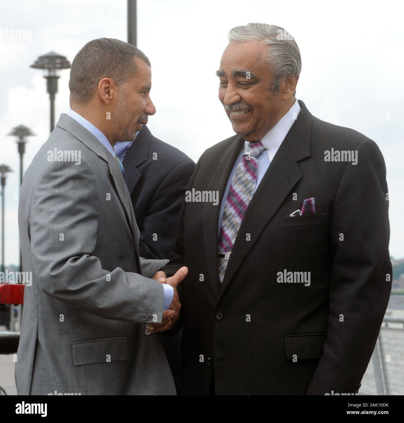 30 mai 2009 - Manhattan, New York, États-Unis - le gouverneur DAVID PATERSON (à gauche) s'entretenant avec le représentant CHARLES RANGEL (à droite). Le maire Michael Bloomberg et le gouverneur David Paterson sont sur place pour l'ouverture du West Harlem Piers Park près de la 125th Street sur le West Side de Manhattan. (Crédit image : © Bryan Smith/ZUMA Press) RESTRICTIONS : * droits de SORTIE DES journaux de New York * Banque D'Images