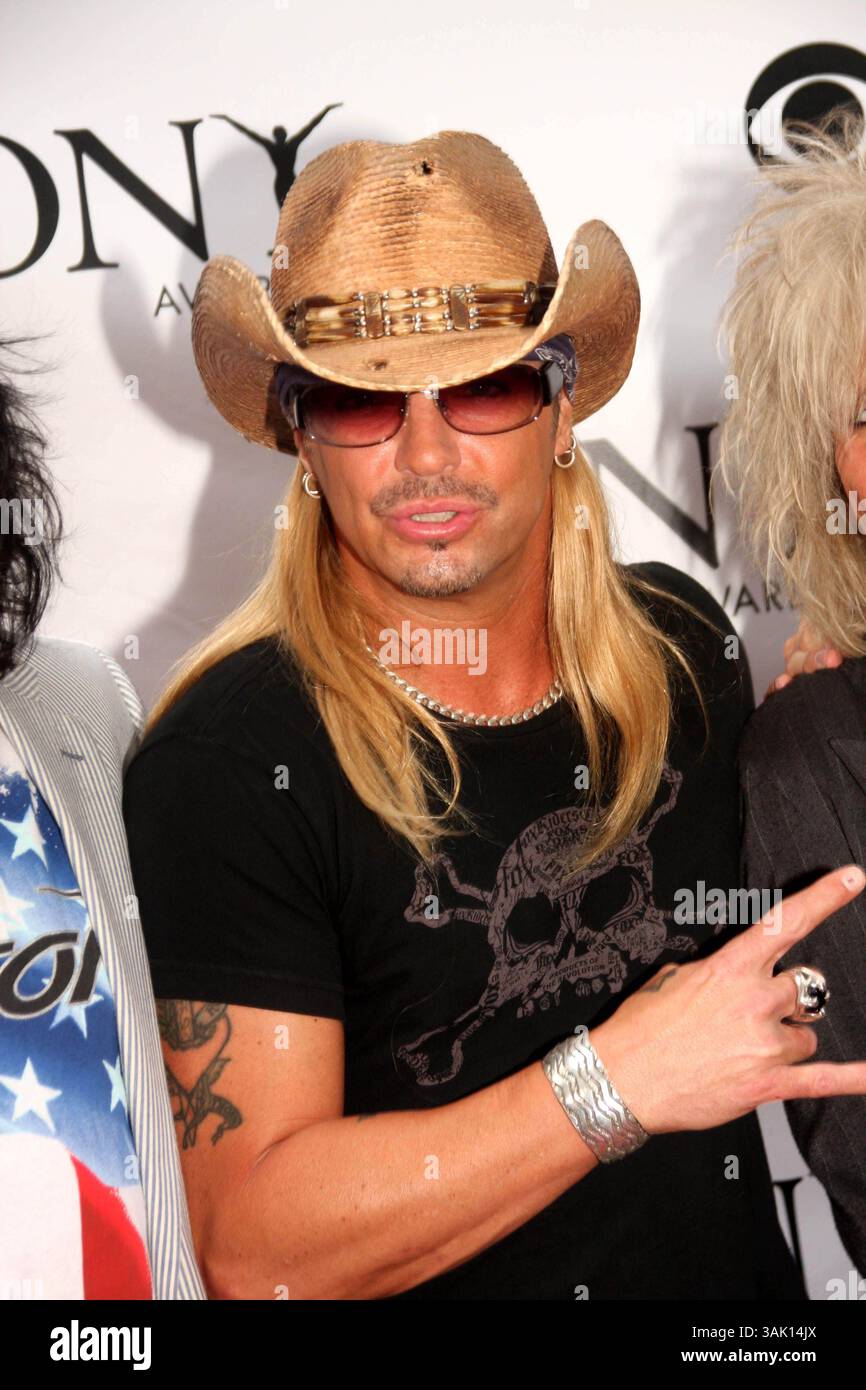 27 avril 2010 - New York, New York, États-Unis - BRET MICHAELS continue d'être surveillé de près par ses médecins, une source révèle les moments atroces du rocker avant qu'il ne soit emmené aux urgences. Souvent appelé par les médecins un « mal de tête en claquement de tonnerre » en raison de l'intensité et de la soudaineté de la douleur, de tels maux de tête sont un symptôme révélateur du genre d'hémorragie cérébrale dont Michaels a souffert. Bret est toujours en USI. Il a toujours le mal de tête et est fortement sédaté. PHOTO : 06-07-2009. BRET MICHAELS arrive à la 63e cérémonie annuelle des Tony Awards au Radio City Music Hall de New York CIT Banque D'Images