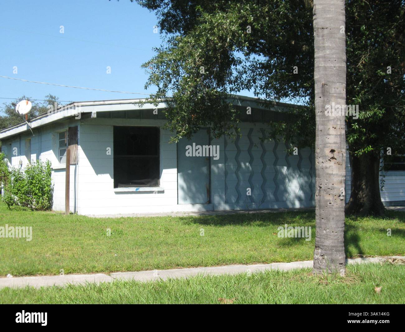 Cette maison dans Town 'N Country vendu pour 50 000 en 2007 et est maintenant en forclusion. Le comté a essayé de l'acheter dans le cadre du programme fédéral de stabilisation des quartiers. Mais un investisseur privé les a battus à la table. Ceci est pour une histoire sur le temps difficile que les fonctionnaires ont avec ce programme apparemment bien intentionné. Sokol a pris des photos, enverra un e-mail à phototech... même histoire sur la maison saisie. Celui-ci à 1839 était en forclusion. Le comté était sur le point de l'acheter, mais le vendeur n'a pas signé un addendum, qui stipule que selon la réglementation fédérale, le prix de vente final ne peut pas être supérieur à 99 pour cent de Banque D'Images