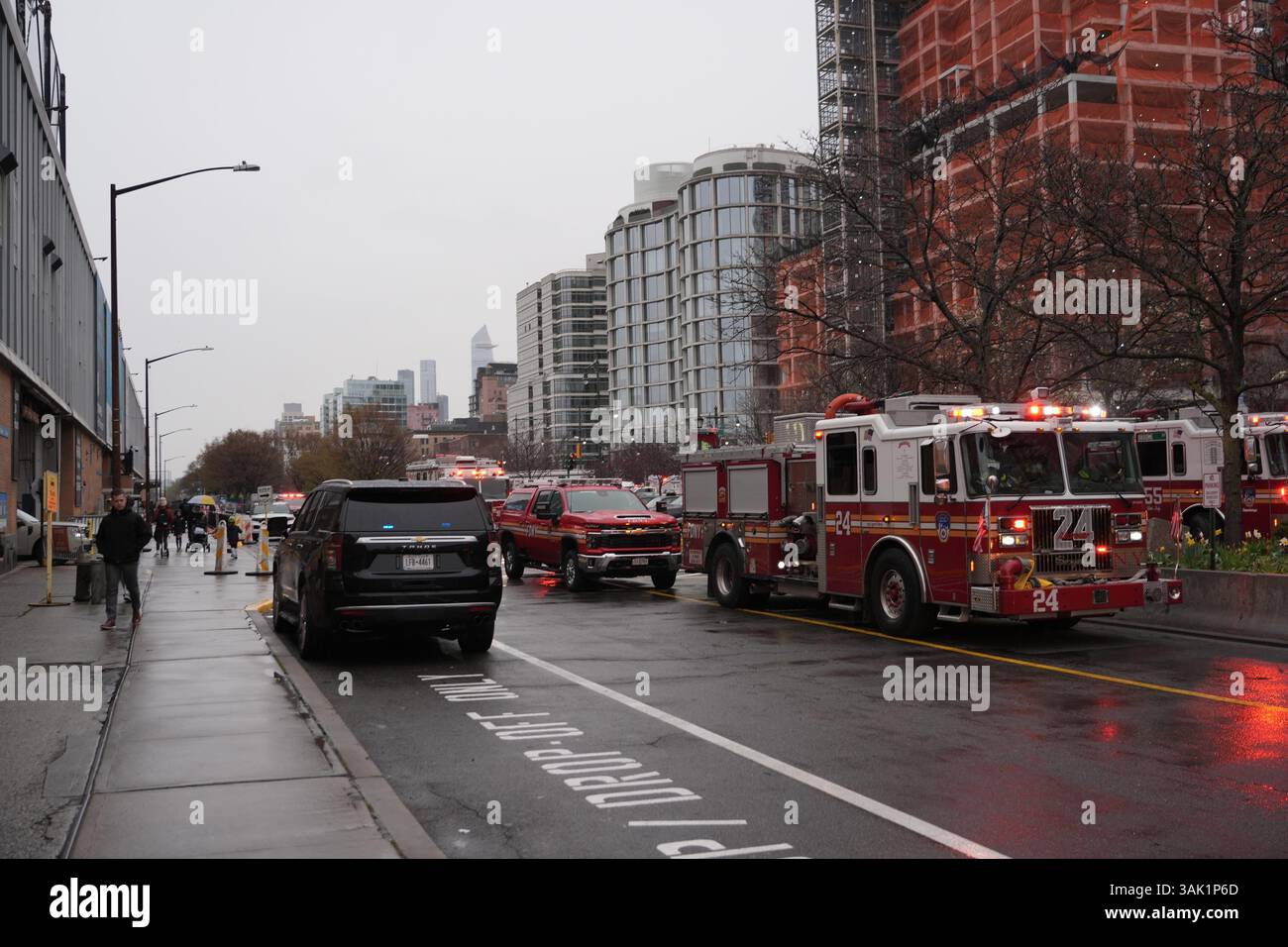 (250412) -- BEIJING, 12 avril 2025 (Xinhua) -- des véhicules de sauvetage sont vus près de l'embarcadère 40 à Manhattan, New York, États-Unis, 10 avril 2025. Un hélicoptère s'est écrasé sur le fleuve Hudson autour de l'embarcadère 40 à Manhattan, New York City, jeudi après-midi, tuant les six personnes à bord, a déclaré le maire de New York, Eric Adams, lors d'une conférence de presse. Parmi eux figuraient un pilote, deux adultes et trois enfants, selon Jessica Tisch, commissaire du Département de police de la ville de New York (NYPD). Elle a dit que quatre personnes ont été annoncées décédées sur les lieux et deux autres n'ont pas survécu à l'hôpital. Banque D'Images
