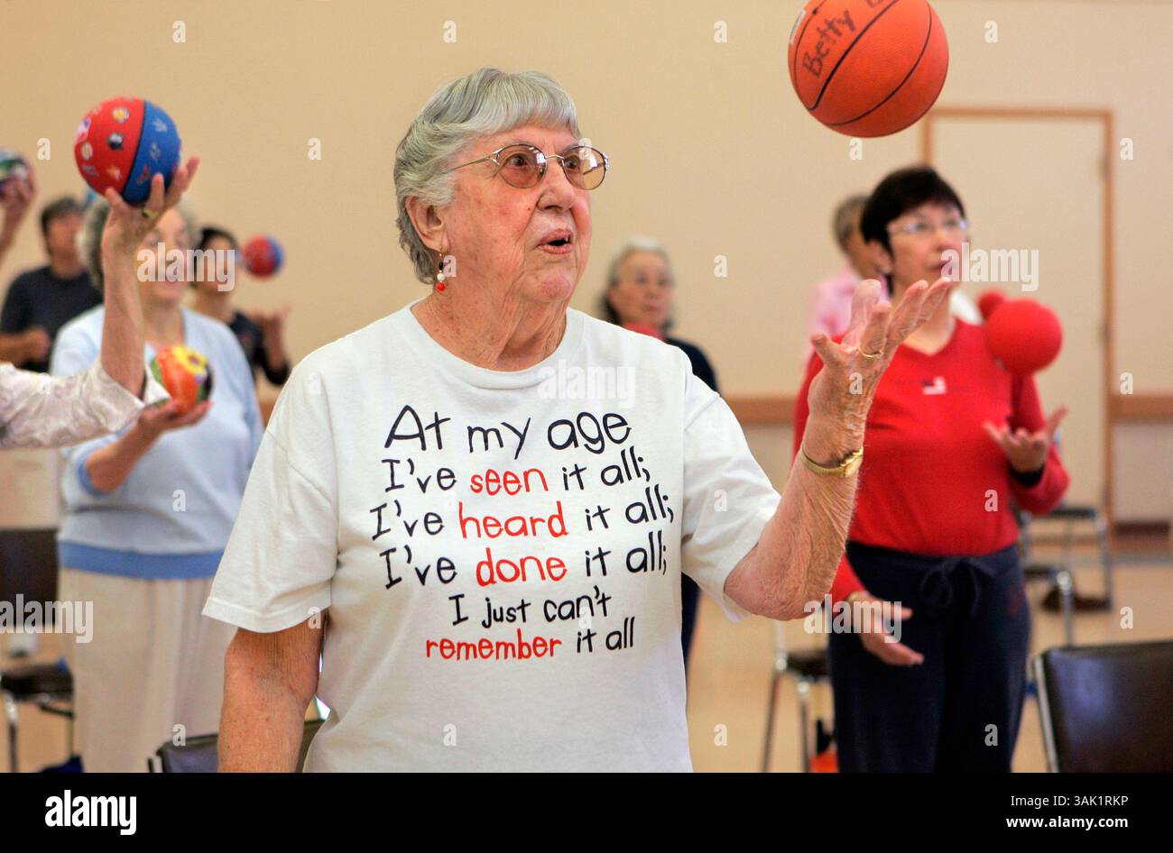 8 octobre 2009, -Vista, CA, États-Unis- le pianiste GLYDELL KNIGHT, 89 ans, et le clarinettiste DON WATERS, 82 ans, jouent des « Golden Oldies » alors qu'ils divertissent des aînés arrivant déjeuner au centre pour aînés Gloria McClellan de Vista. Ils se produisent tous les jeudis avant le déjeuner. (Charlie Neuman/Union-Tribune) crédit photo obligatoire : CHARLIE NEUMAN/San Diego Union-Tribune/ZUMA Press (crédit image : © The San Diego Union-Tribune/ZUMA Press) Banque D'Images