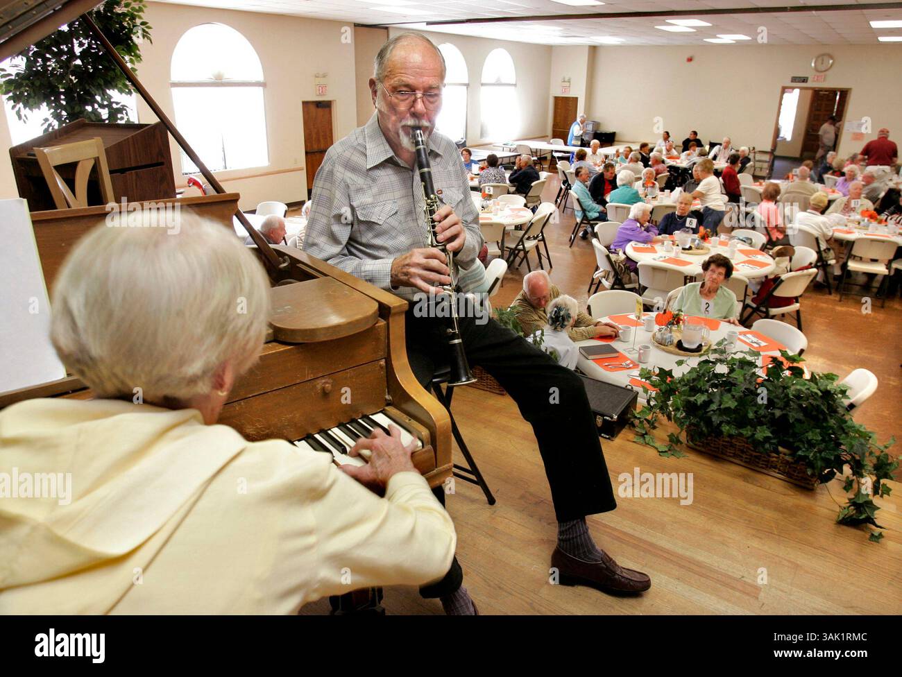 8 octobre 2009, -Vista, CA, États-Unis- le pianiste GLYDELL KNIGHT, 89 ans, et le clarinettiste DON WATERS, 82 ans, jouent des « Golden Oldies » alors qu'ils divertissent des aînés arrivant déjeuner au centre pour aînés Gloria McClellan de Vista. Ils se produisent tous les jeudis avant le déjeuner. (Charlie Neuman/Union-Tribune) crédit photo obligatoire : CHARLIE NEUMAN/San Diego Union-Tribune/ZUMA Press (crédit image : © The San Diego Union-Tribune/ZUMA Press) Banque D'Images
