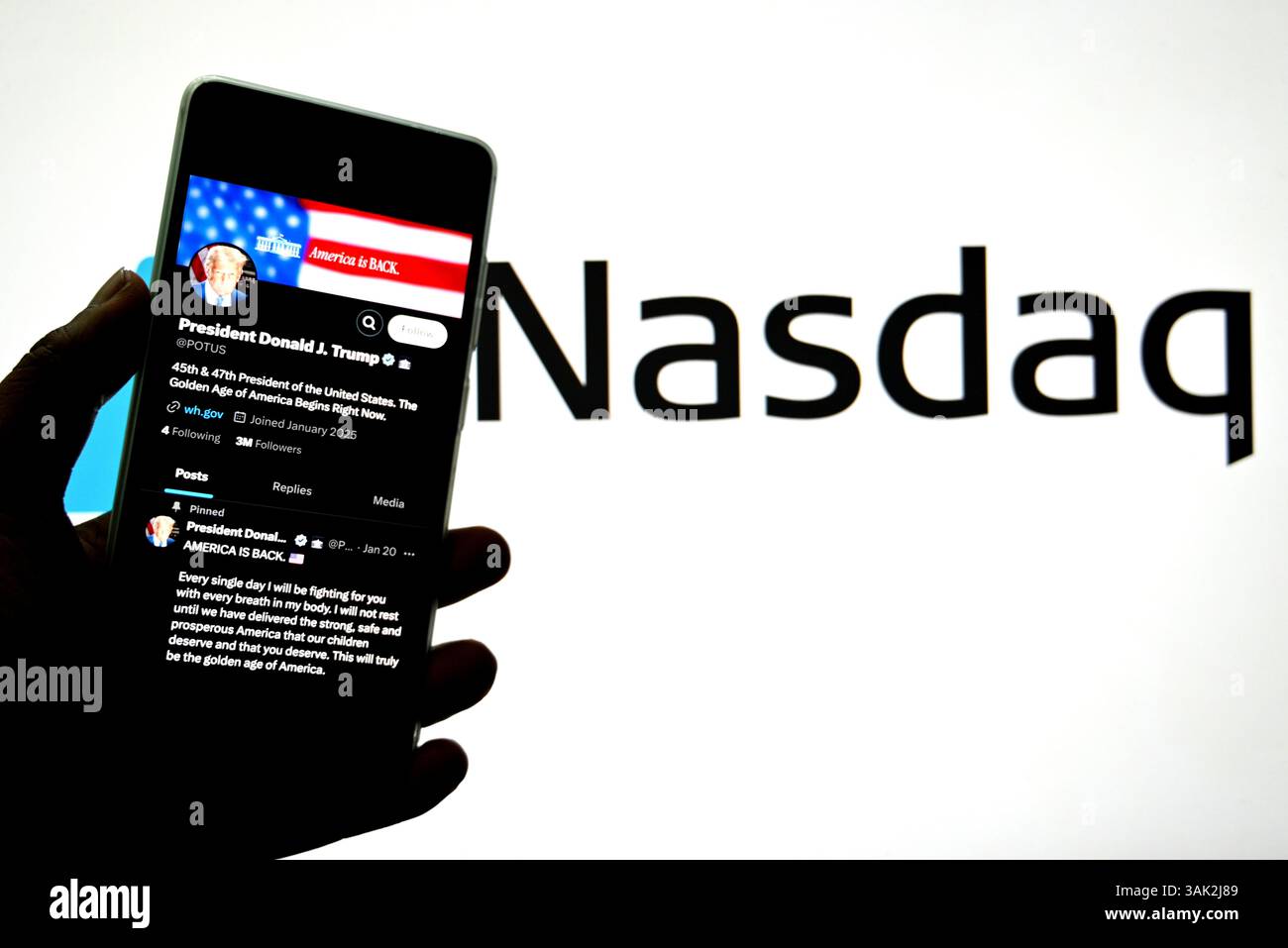 Inde. 10 avril 2025. Dans cette illustration photo, la X page de Donald Trump est affichée sur un smartphone avec un logo Nasdaq en arrière-plan. Crédit : SOPA images Limited/Alamy Live News Banque D'Images
