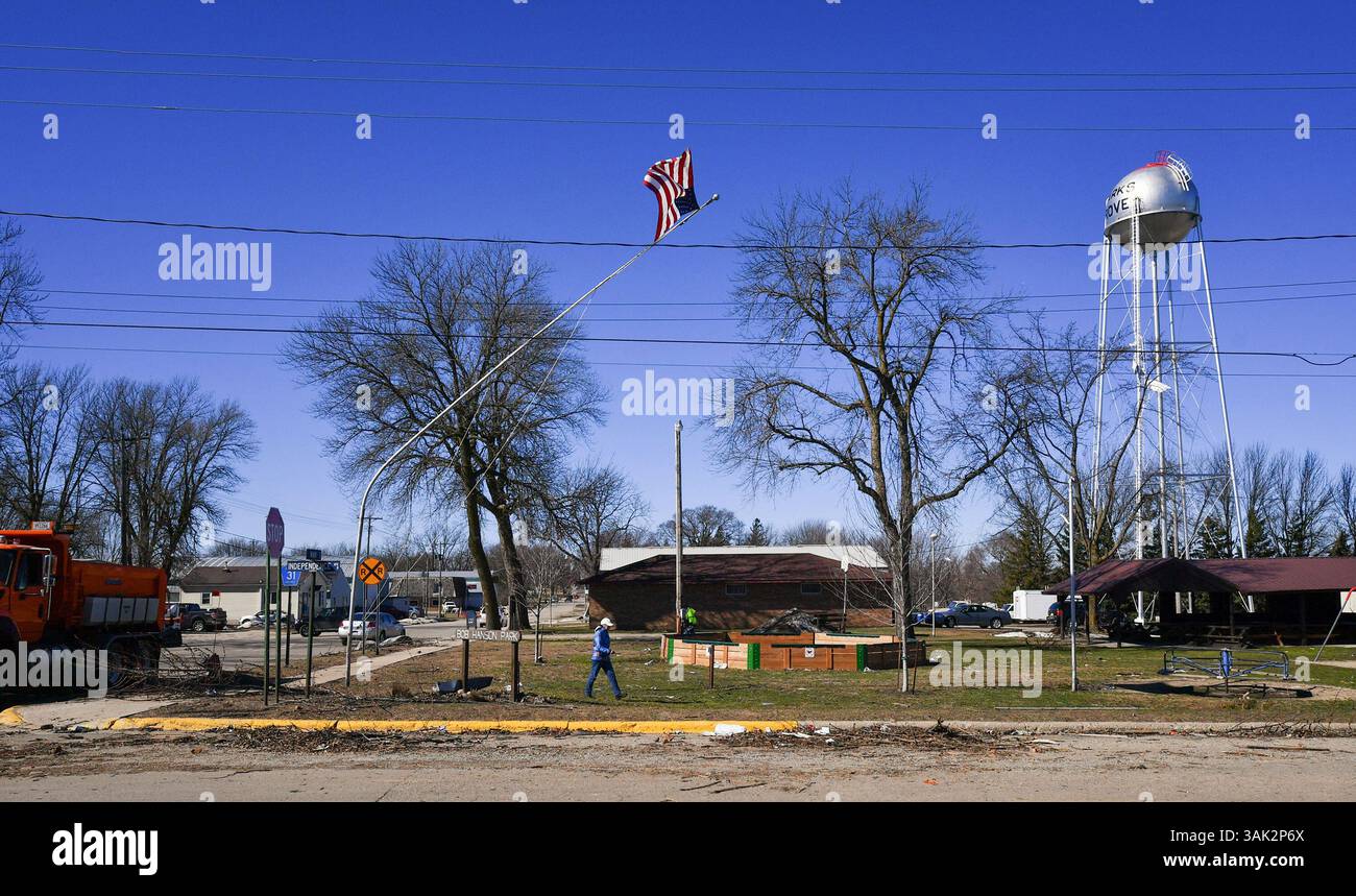 7 mars 2017 - Clarks Grove, MN, États-Unis - le mât de drapeau dans le centre de Clarks Grove, Minnesota a été plié latéralement et le haut de l'échelle du château d'eau a été soufflé de près de 90 degrés, se séparant de la partie inférieure de l'échelle d'accès. (Crédit image : © Glen Stubbe/TNS via ZUMA Wire) Banque D'Images