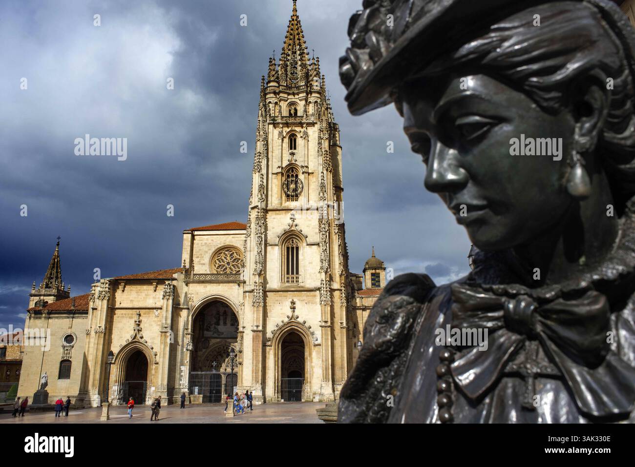 15 juin 2016 - Espagne - Cathédrale d'Oviedo et sculpture nommée la Regenta, Asturies, Espagne. Un des arrêts du train de luxe Transcantabrico Gran Lujo. (Crédit image : © Sergi Reboredo via ZUMA Wire) Banque D'Images