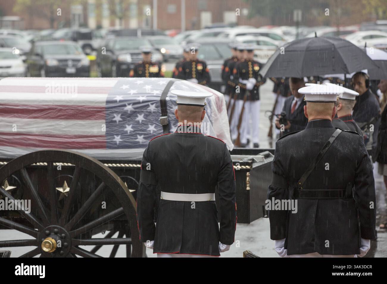 6 avril 2017 - Arlington, Virginie, États-Unis d'Amérique - le commandant du corps des Marines Genèse Robert B. Neller, à gauche, observe le cortège pendant les funérailles de John Glenn devant la chapelle Old Post, ft. Meyer le 6 avril 2017 à Arlington, Virginie. Glenn, le premier astronaute américain à orbiter autour de la Terre et plus tard sénateur américain, est décédé à l'âge de 95 ans le 8 décembre 2016. (Crédit image : © Christian Varney/Planet Pix via ZUMA Wire) Banque D'Images