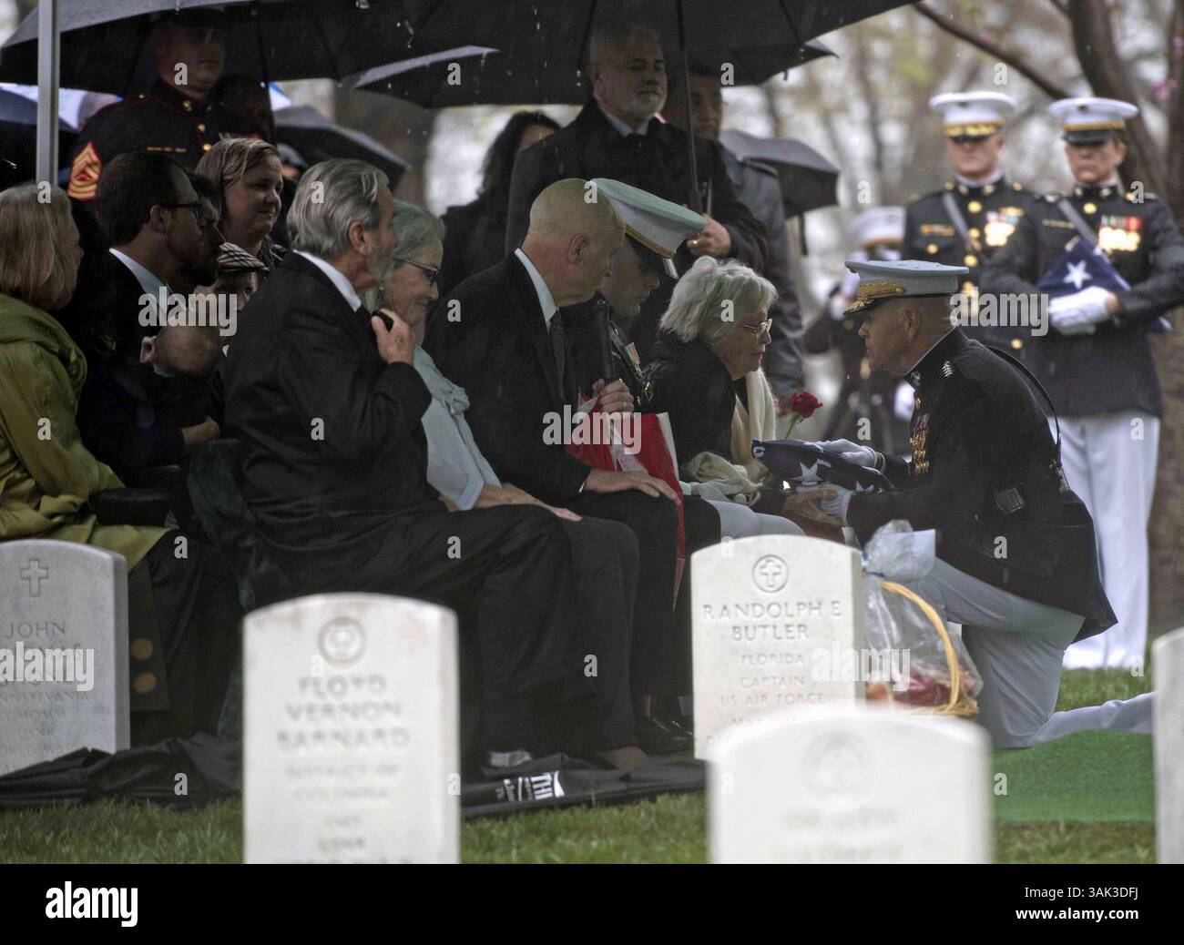 6 avril 2017 - Arlington, Virginie, États-Unis d'Amérique - le commandant du corps des Marines Gen. Robert Neller, à droite, présente le drapeau américain à Annie Glenn, veuve de John Glenn, lors du service funéraire dans la section 35 du cimetière national d'Arlington le 6 avril 2017 à Arlington, Virginie. Glenn, le premier astronaute américain à orbiter autour de la Terre et plus tard sénateur américain, est décédé à l'âge de 95 ans le 8 décembre 2016. (Crédit image : © Christian Varney/Planet Pix via ZUMA Wire) Banque D'Images