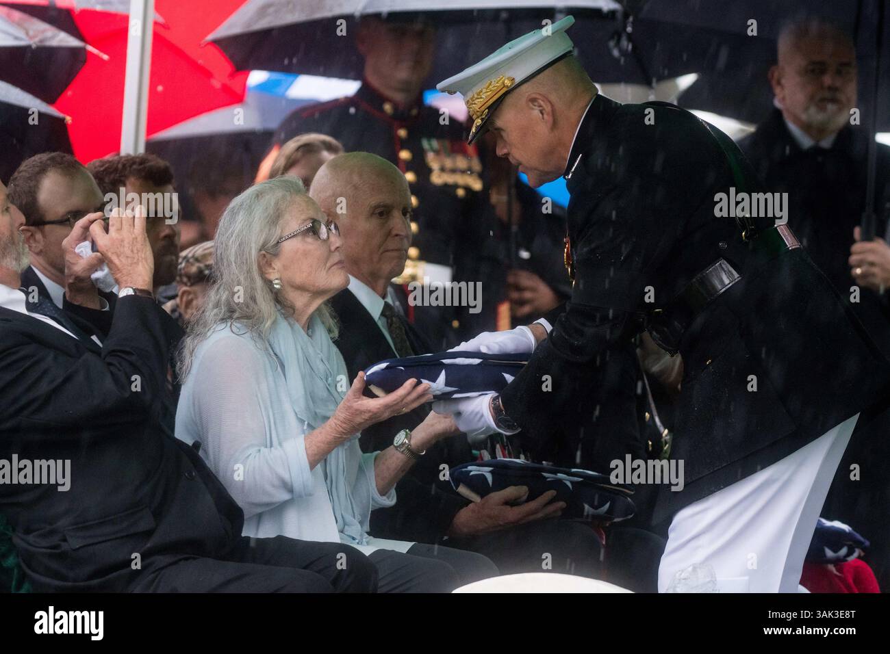 6 avril 2017 - Arlington, Virginie, États-Unis d'Amérique - le commandant du corps des Marines Gen. Robert Neller, à droite, présente le drapeau américain à Carolyn Glenn, fille de John Glenn, pendant le service funéraire dans la section 35 du cimetière national d'Arlington le 6 avril 2017 à Arlington, Virginie. Glenn, le premier astronaute américain à orbiter autour de la Terre et plus tard sénateur américain, est décédé à l'âge de 95 ans le 8 décembre 2016. (Crédit image : © Aubrey Gemignani/Planet Pix via ZUMA Wire) Banque D'Images