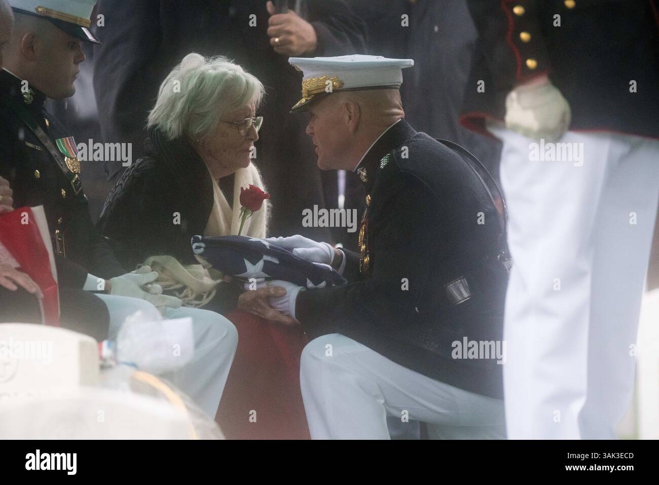 6 avril 2017 - Arlington, Virginie, États-Unis d'Amérique - le commandant du corps des Marines Gen. Robert Neller, à droite, présente le drapeau à Anne Glenn, veuve de John Glenn, lors du service funéraire dans la section 35 du cimetière national d'Arlington le 6 avril 2017 à Arlington, Virginie. Glenn, le premier astronaute américain à orbiter autour de la Terre et plus tard sénateur américain, est décédé à l'âge de 95 ans le 8 décembre 2016. (Crédit image : © Aubrey Gemignani/Planet Pix via ZUMA Wire) Banque D'Images