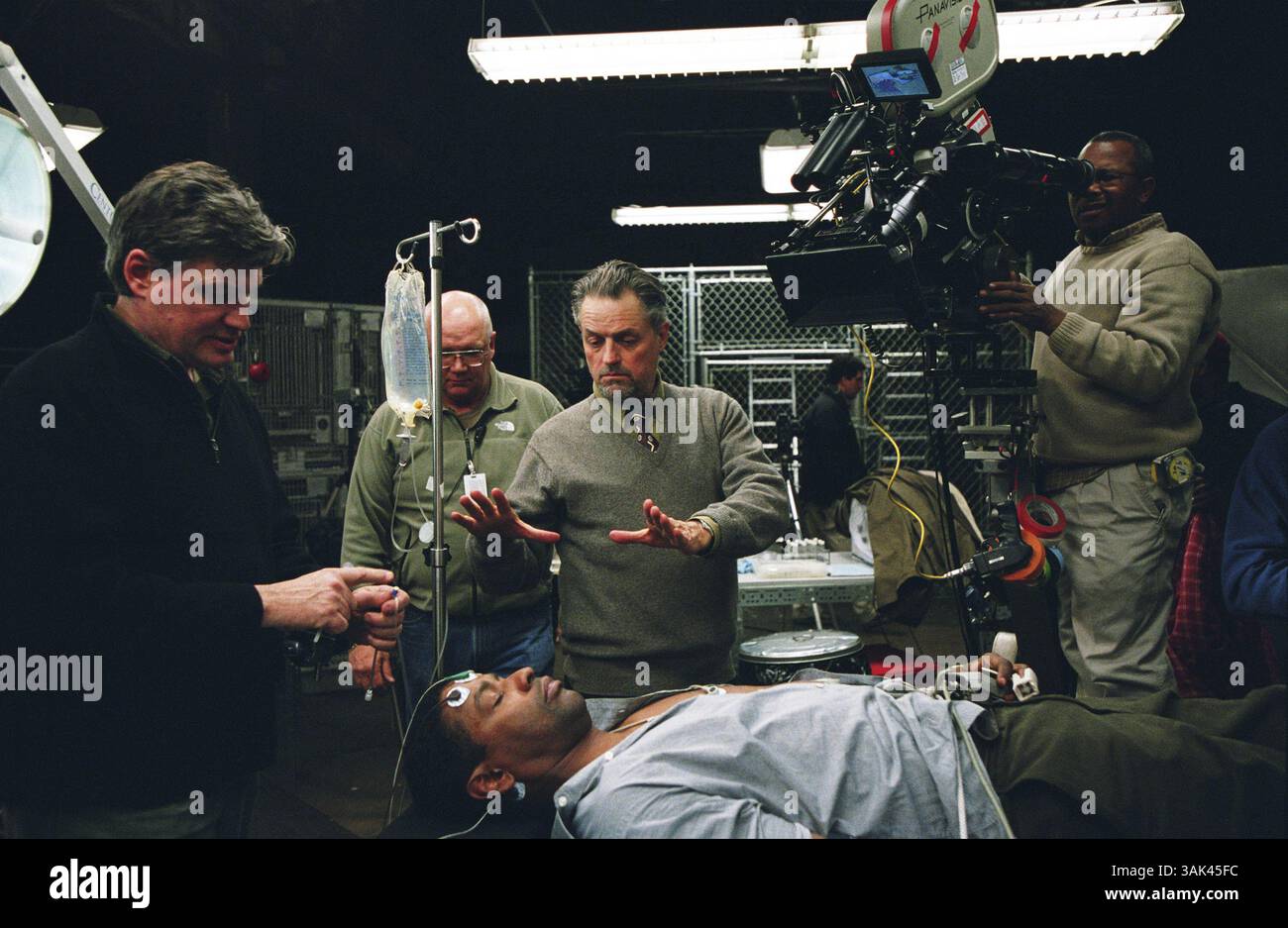 26 avril 2017 - PHOTO DE DOSSIER - JONATHAN DEMME, réalisateur oscarisé, est décédé des suites d'un cancer. Il avait 73 ans. Demme est surtout connu pour avoir réalisé le silence des agneaux, le thriller d'horreur de 1991 qui fut un smash au box-office et un triomphe critique. Robert Jonathan Demme (22 février 1944 - 26 avril 2017). Photo : DATE DE SORTIE : 30 juillet 2004. TITRE DU FILM : candidat mandchurien. STUDIO : images primordiales. INTRIGUE : lorsque son unité de l'armée a été prise en embuscade pendant la première Guerre du Golfe, le sergent Raymond Shaw a sauvé ses camarades soldats juste au moment où son commandant, le capitaine Ben Marco, a été frappé Banque D'Images